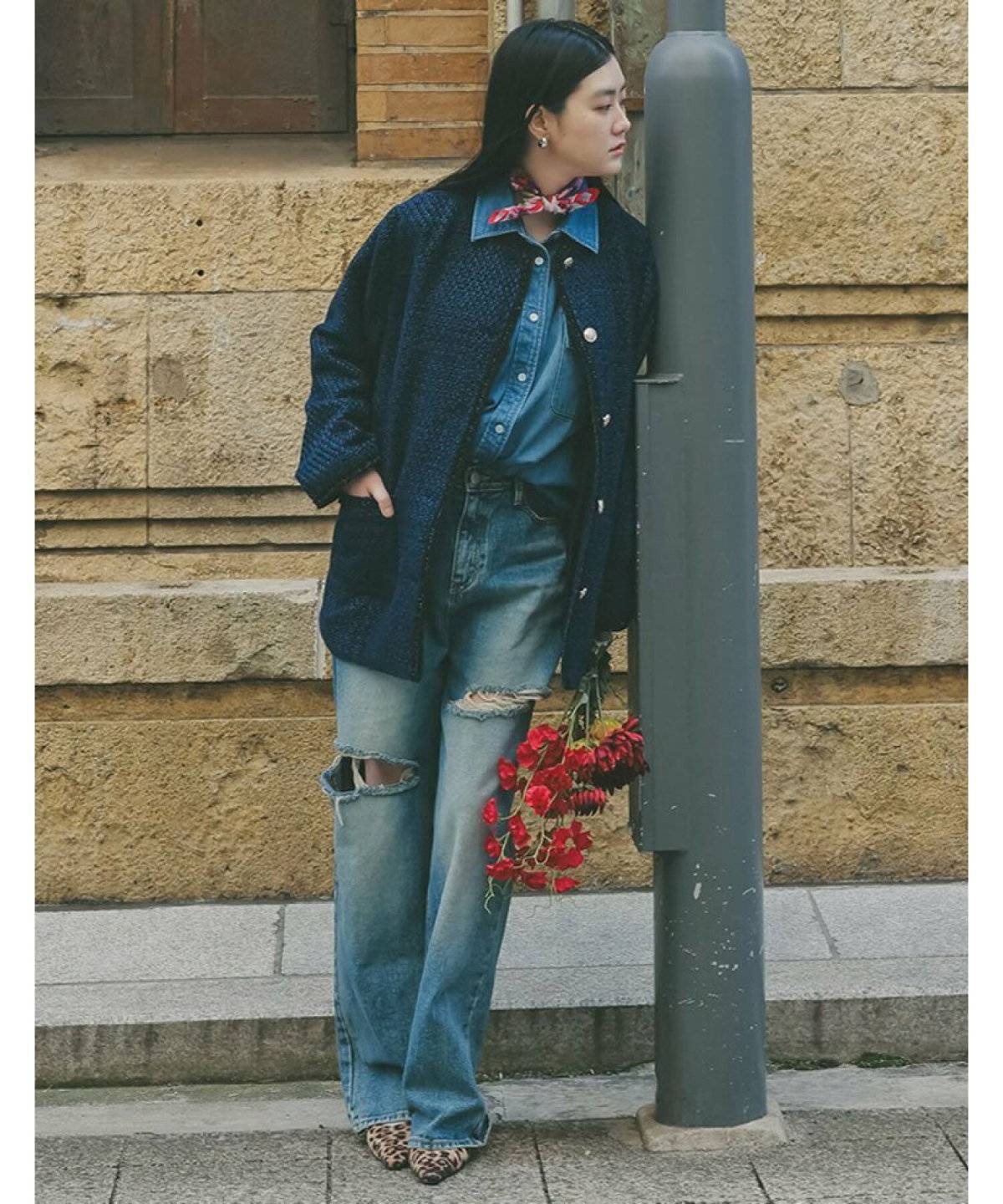 ツイードジャケットを羽織った女性