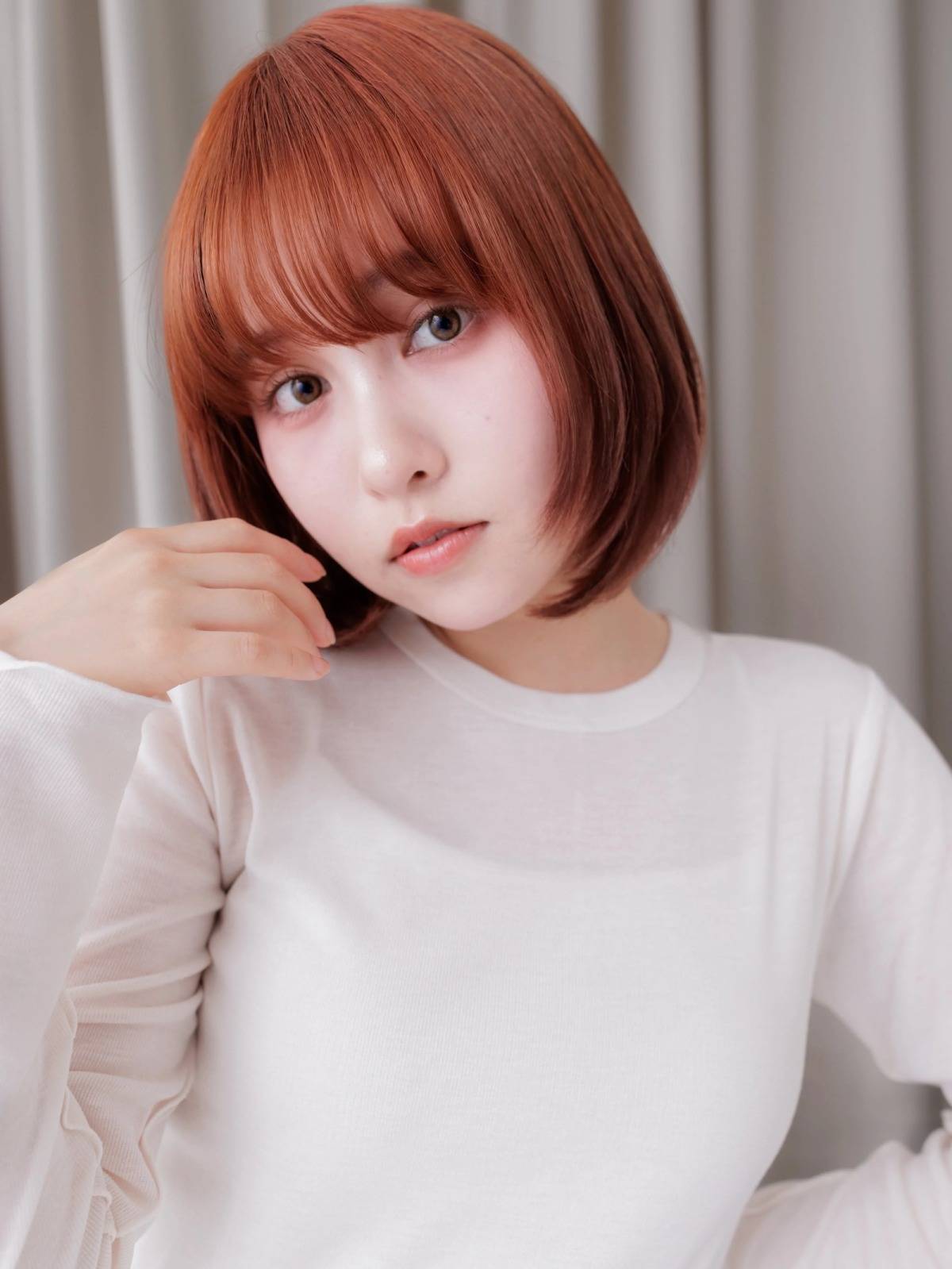 顔まわりレイヤーの暖色ボブ