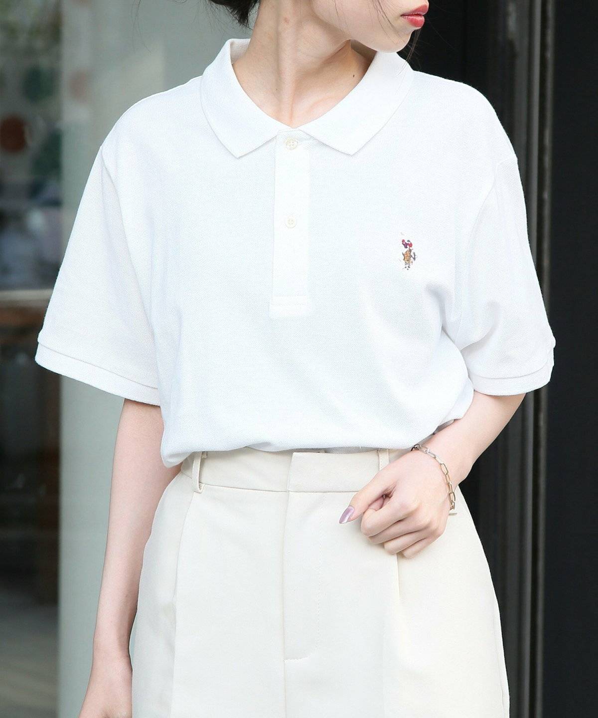 ポロシャツを着た女性