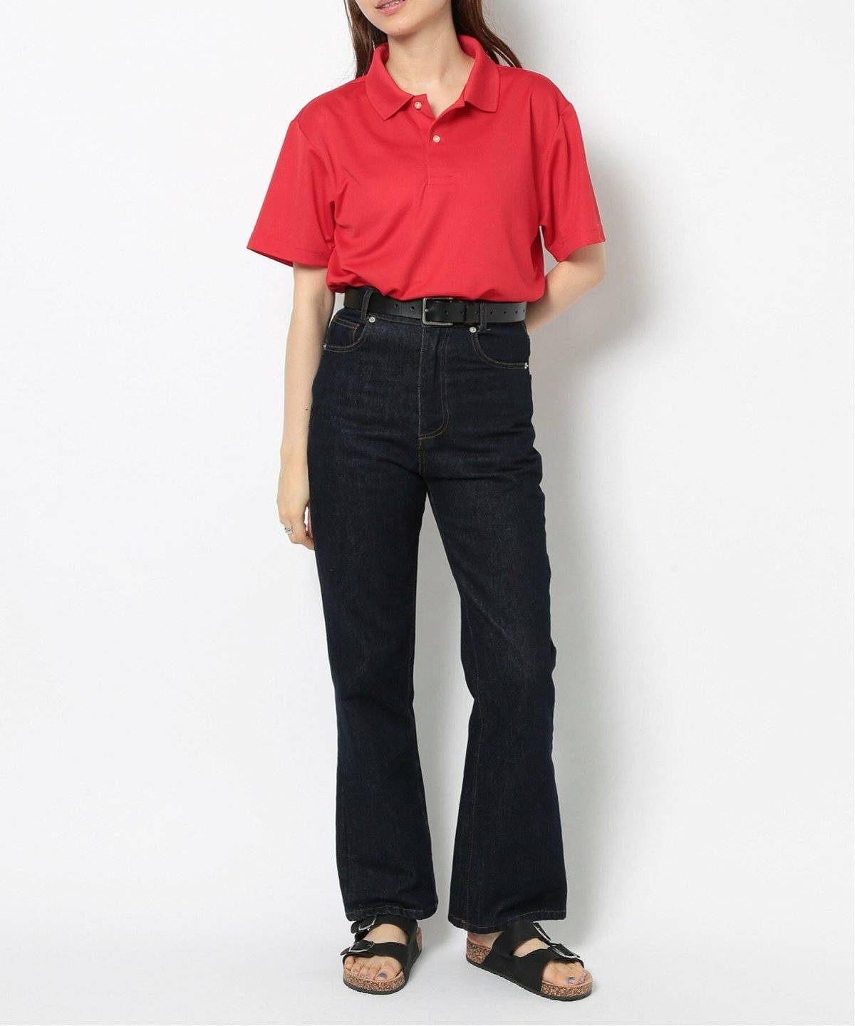 ポロシャツを着た女性