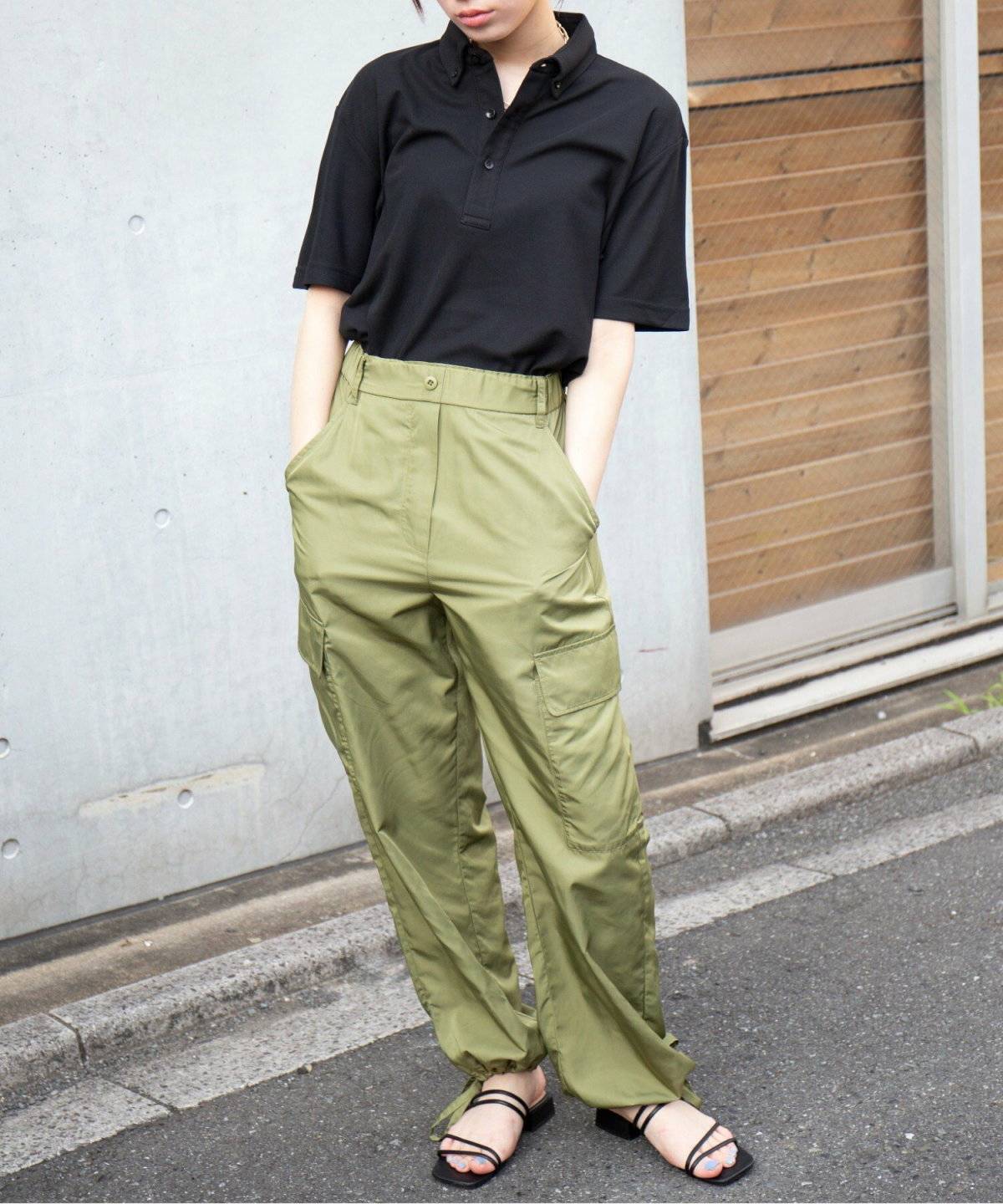 ポロシャツを着た女性