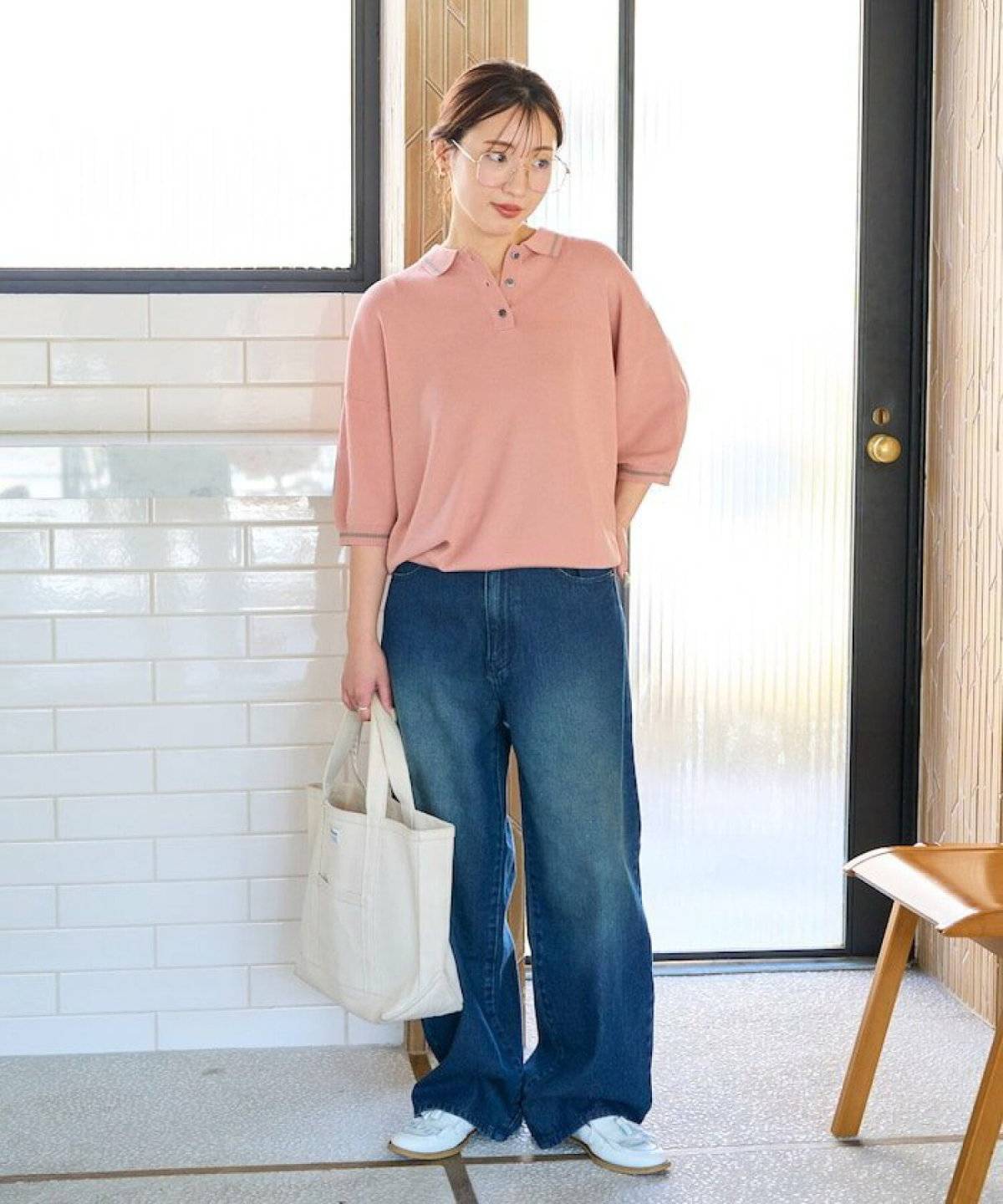 ポロシャツを着た女性