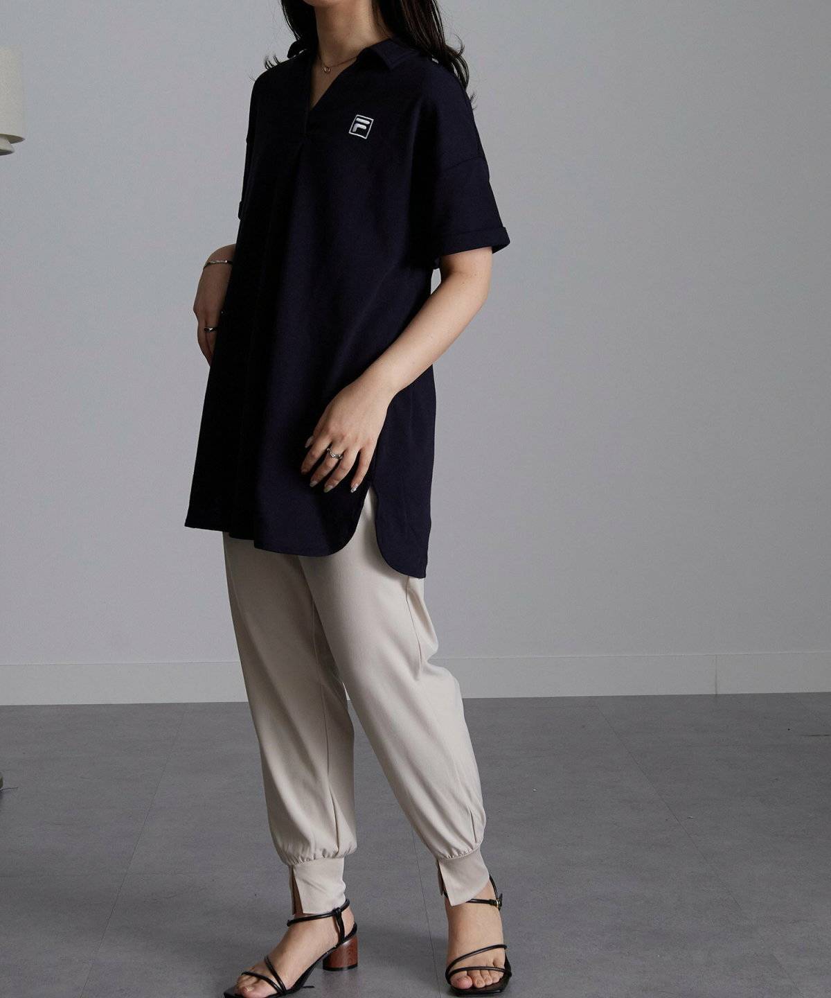 ポロシャツを着た女性