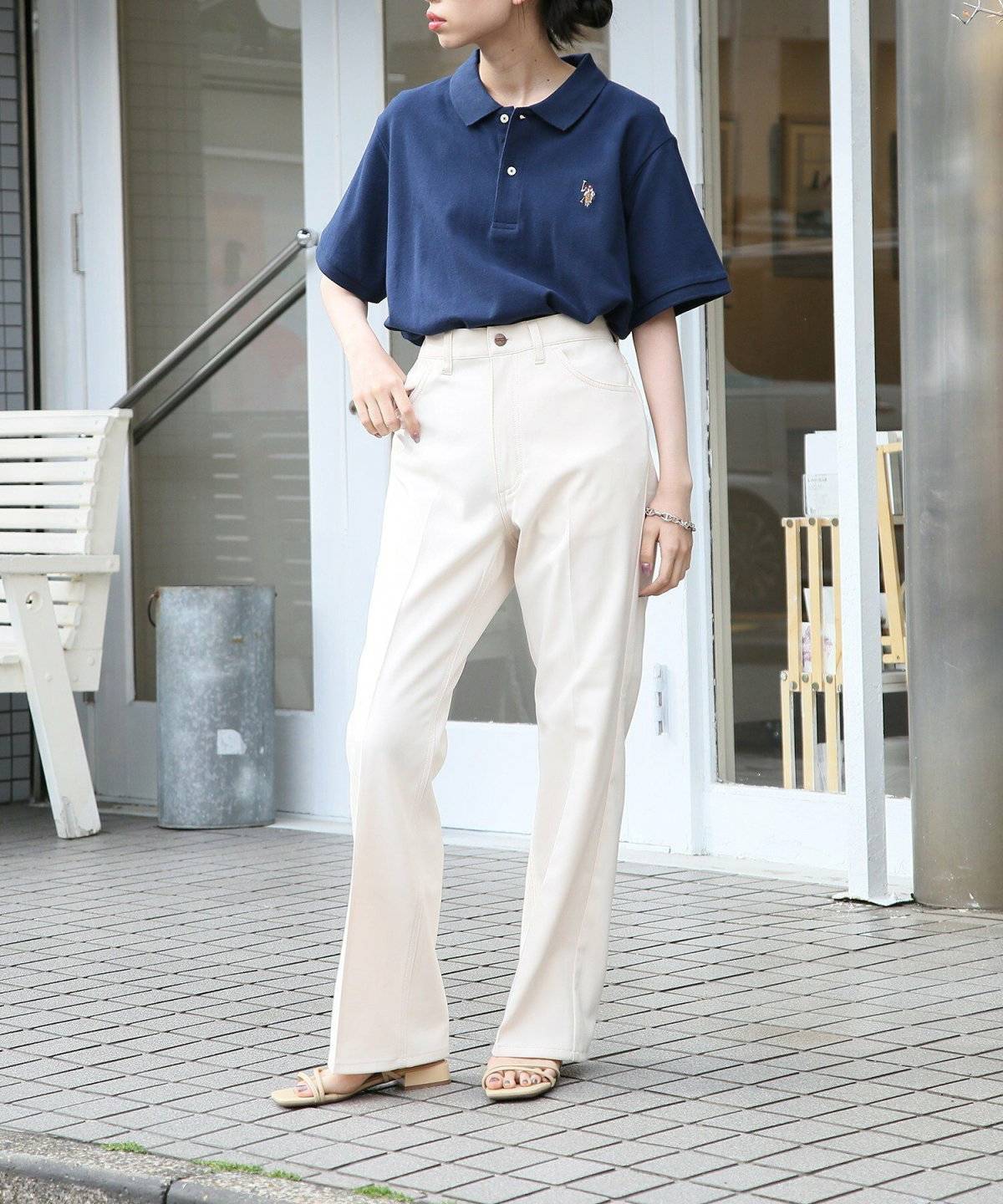 ポロシャツを着た女性