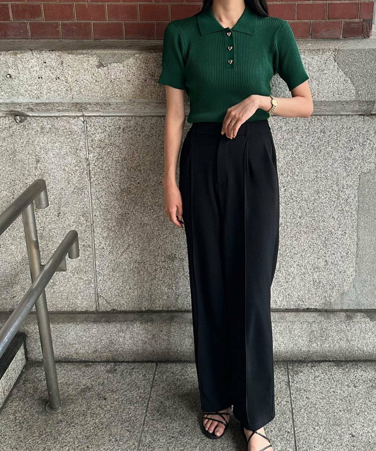 ポロシャツを着た女性