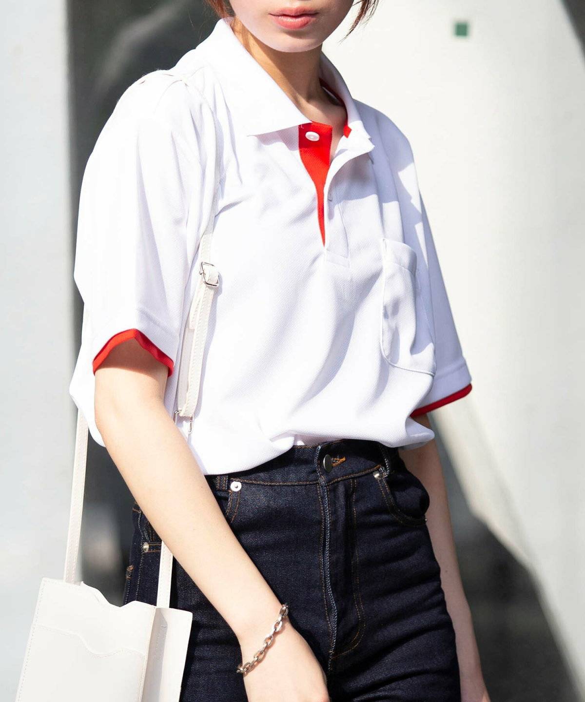 ポロシャツを着た女性