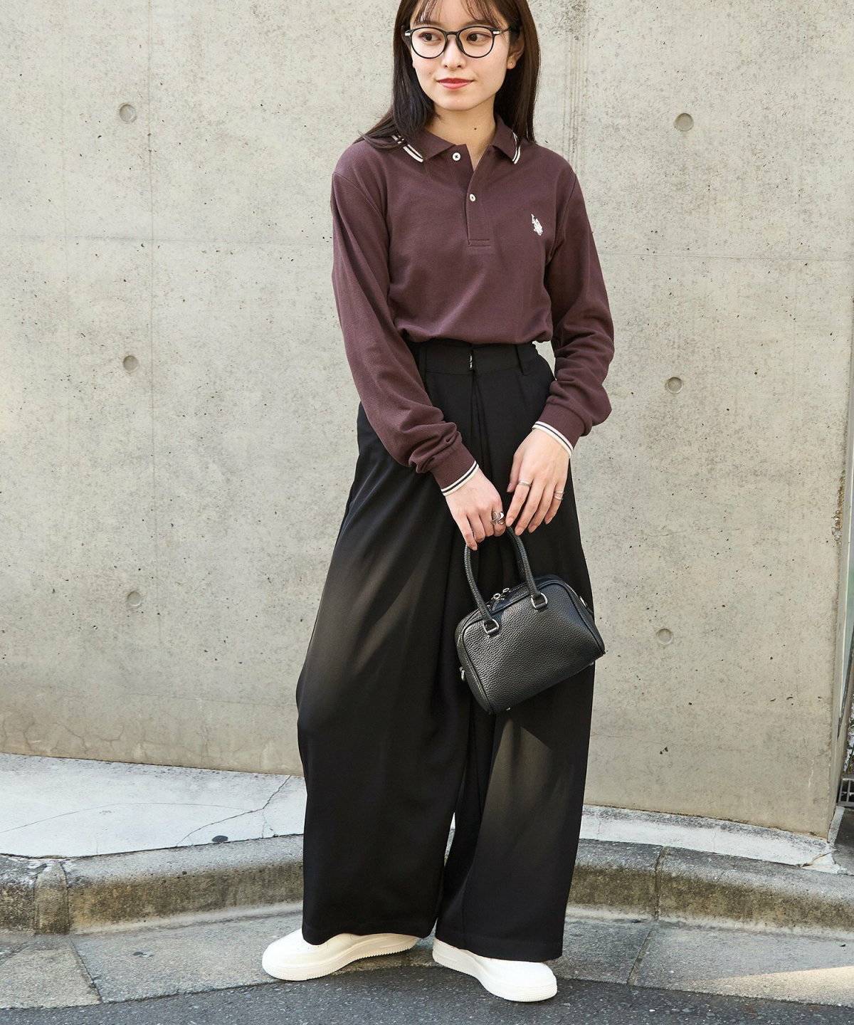 ポロシャツを着た女性