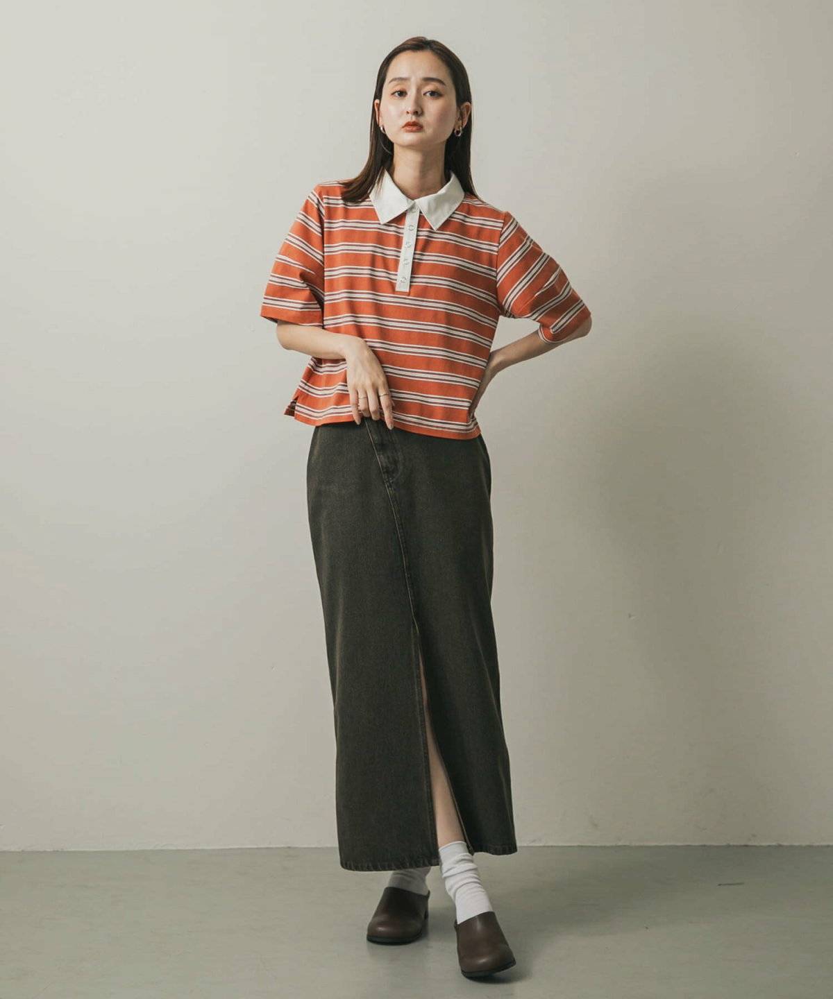 ポロシャツを着た女性