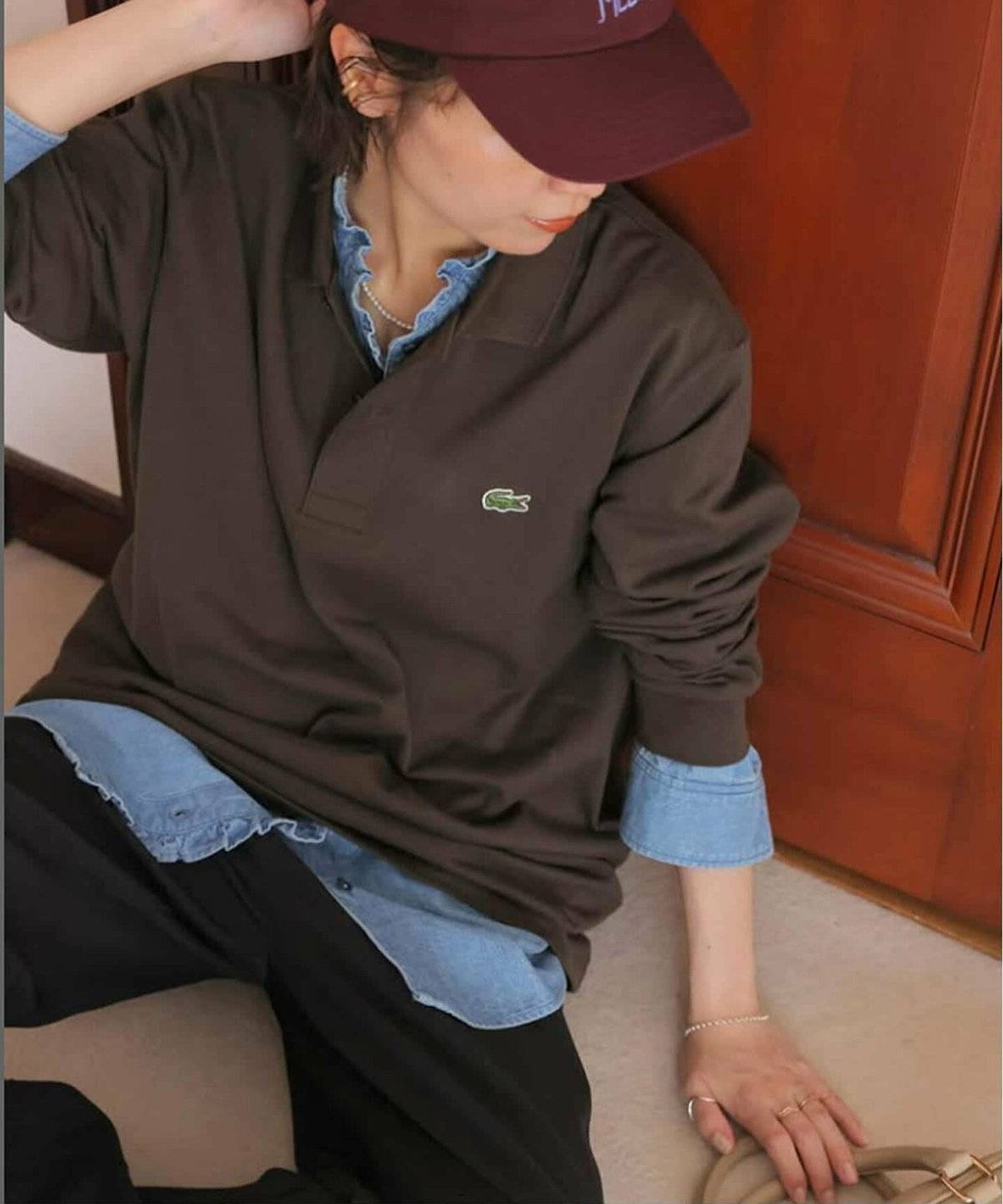 ポロシャツを着た女性