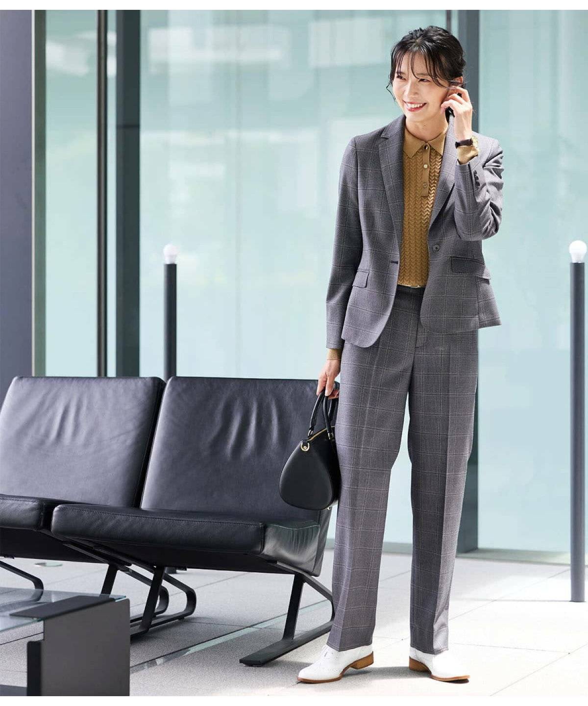 ポロシャツを着た女性