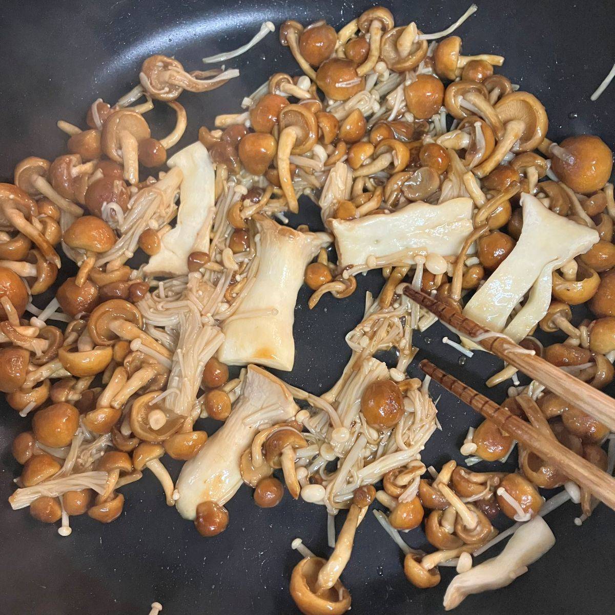 ヤマキ公式の「いろいろきのこのバターソテー」のレシピ