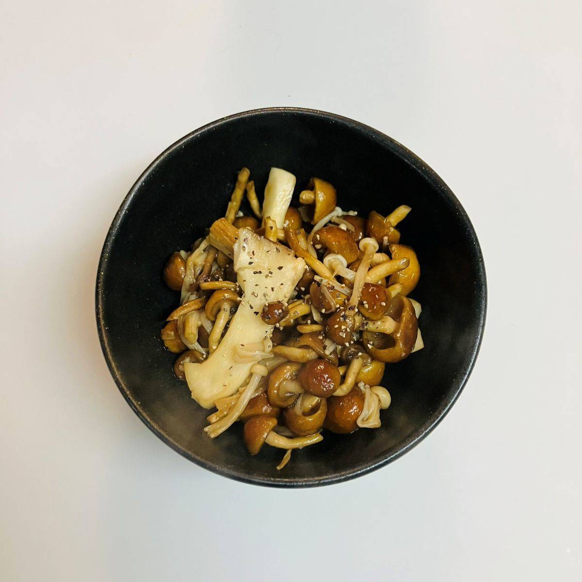 ヤマキ公式の「いろいろきのこのバターソテー」のレシピ