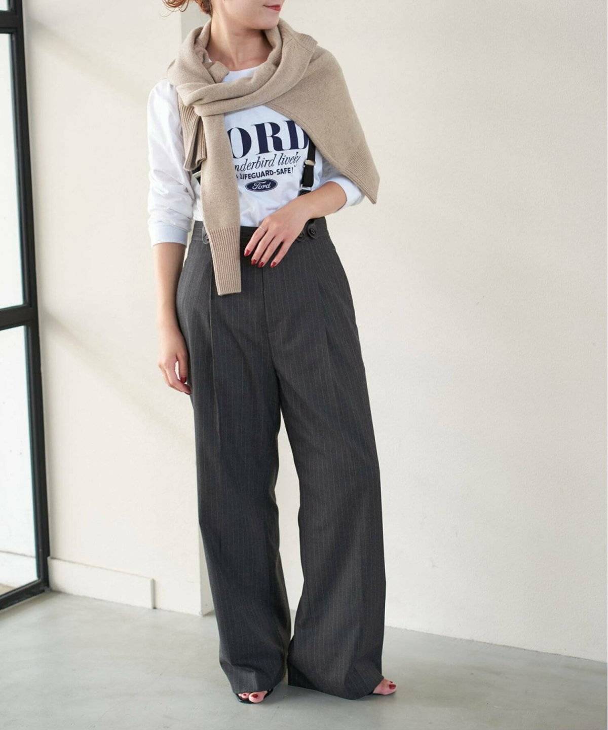 白トップスにグレーのパンツを合わせた女性