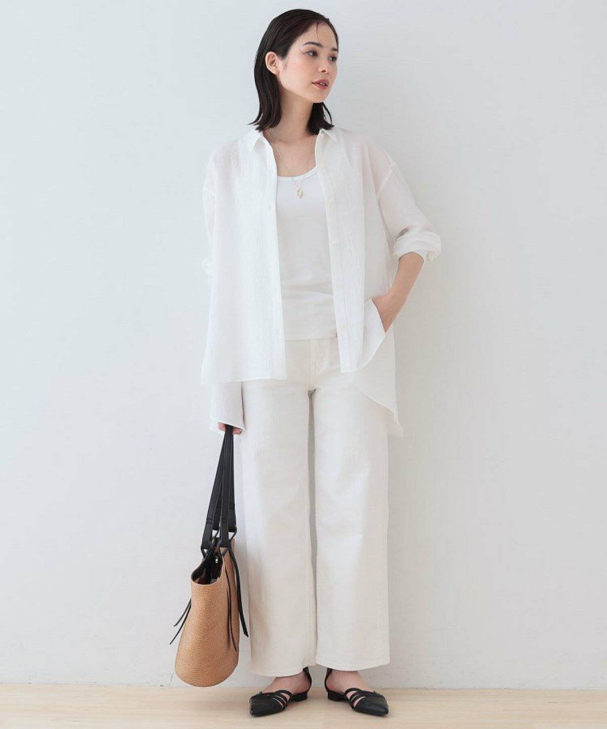 オールホワイトコーデの女性