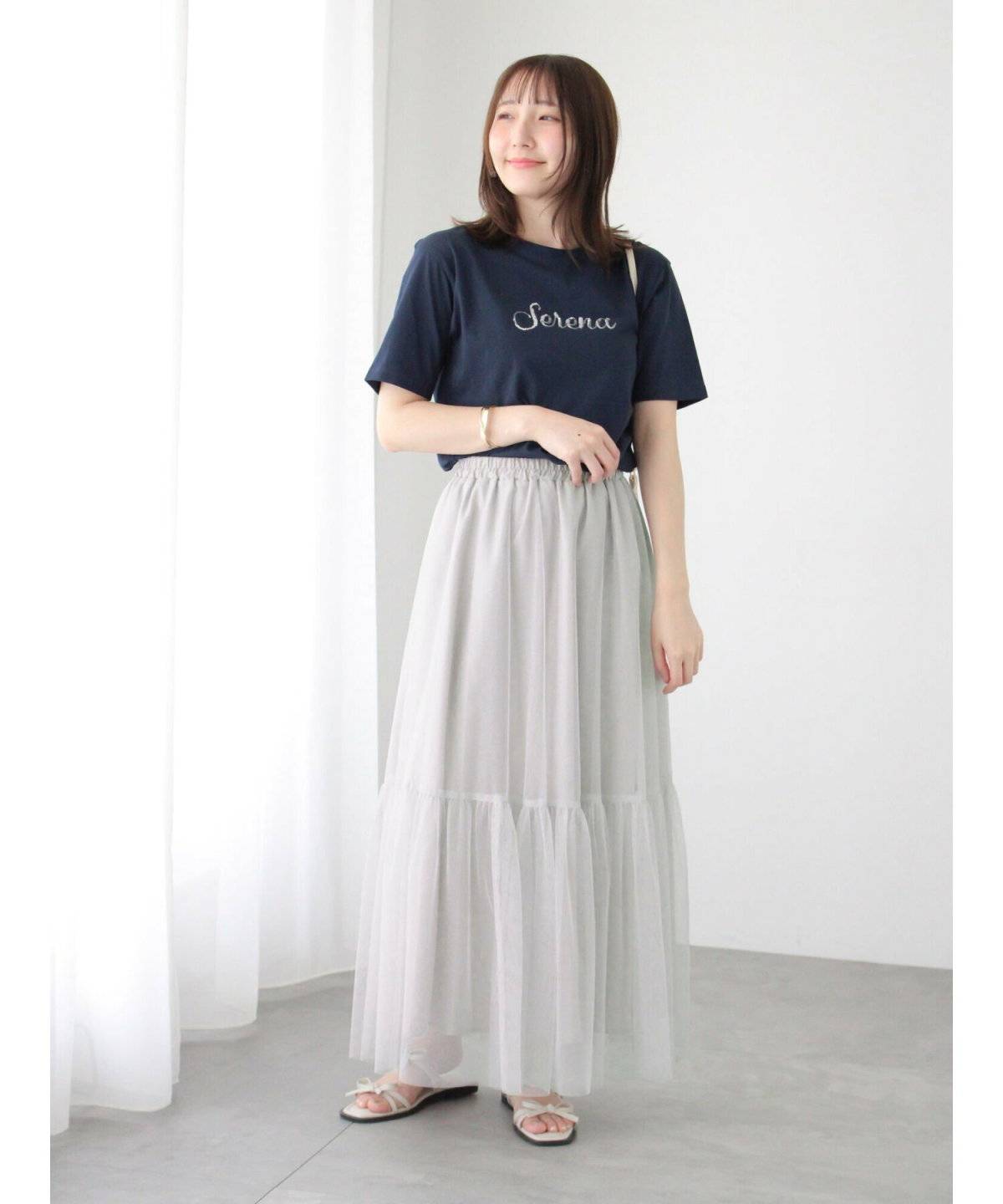 Tシャツにチュールスカートを合わせた女性