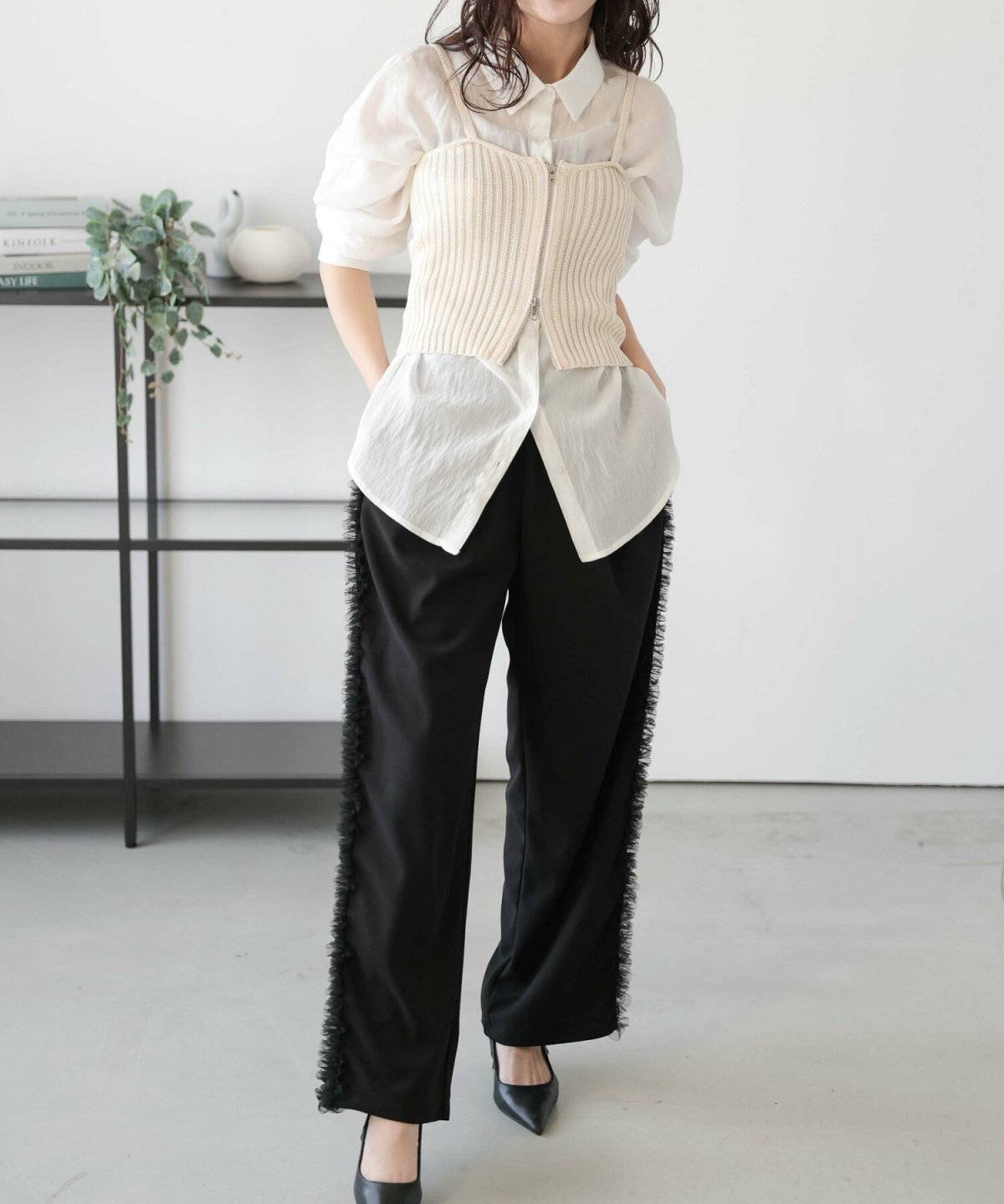 モノトーンコーデの女性