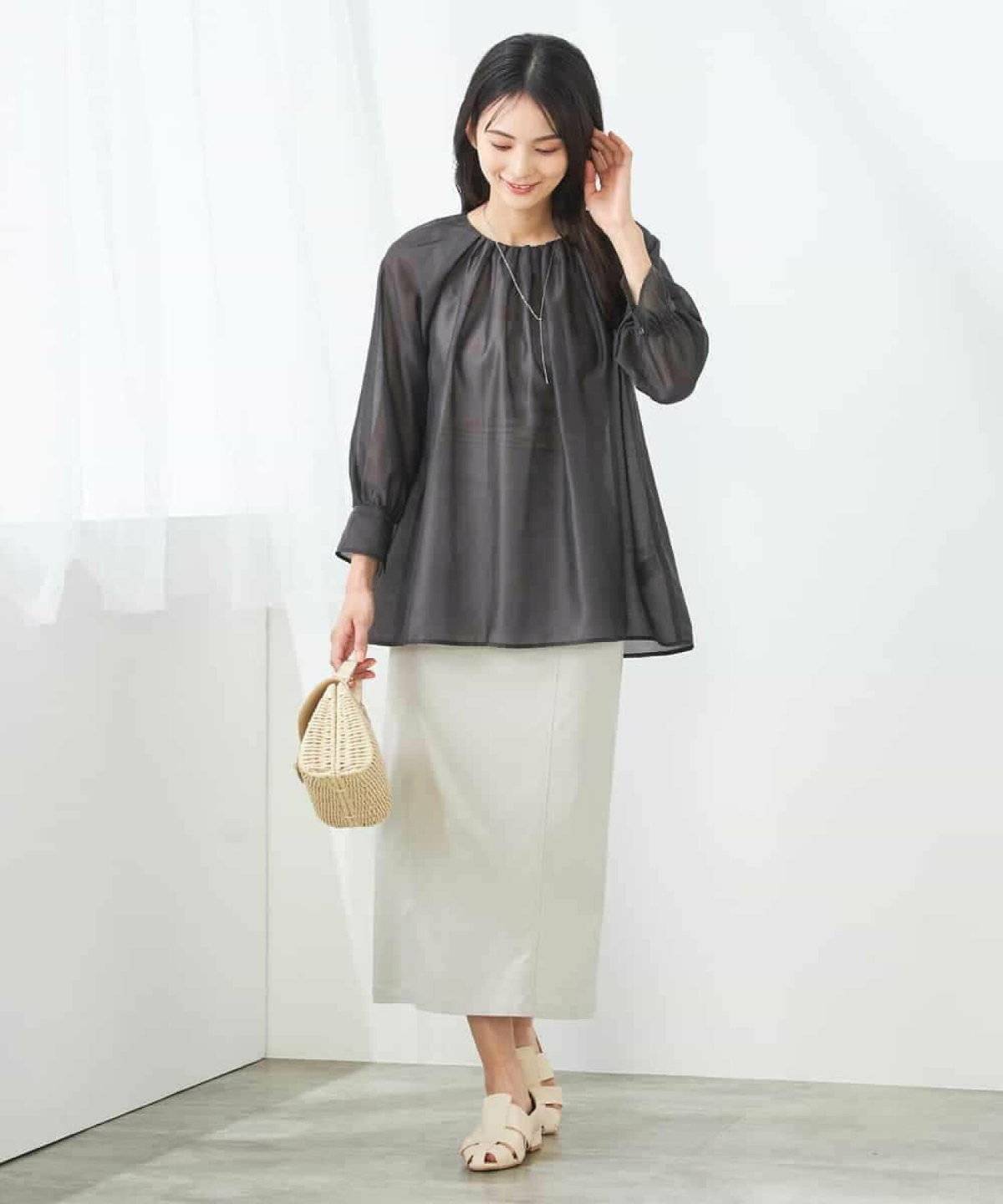 ブラウスにスカートを合わせた女性