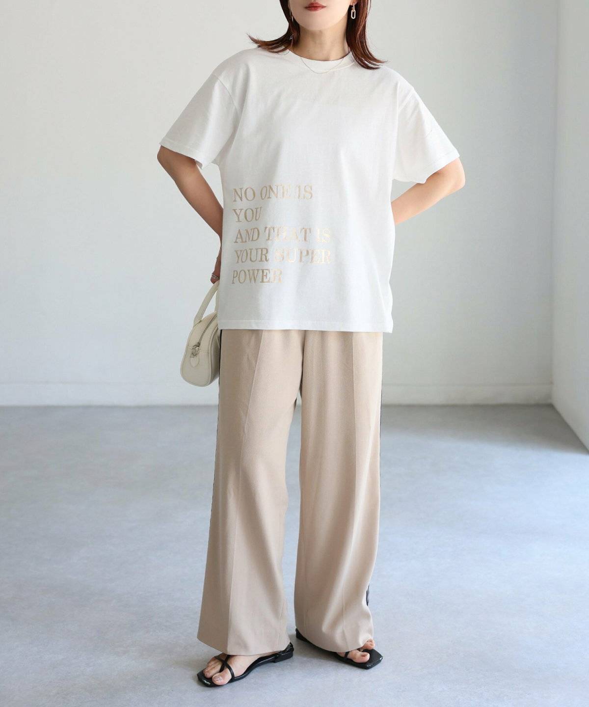 オールホワイトコーデの女性