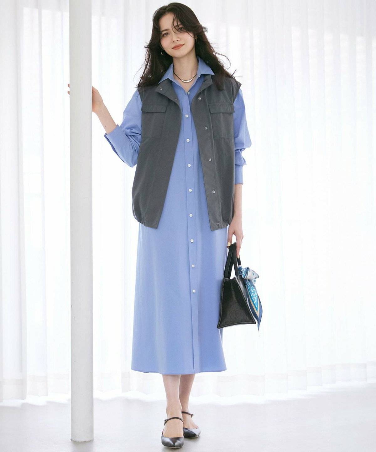 淡色コーデの女性