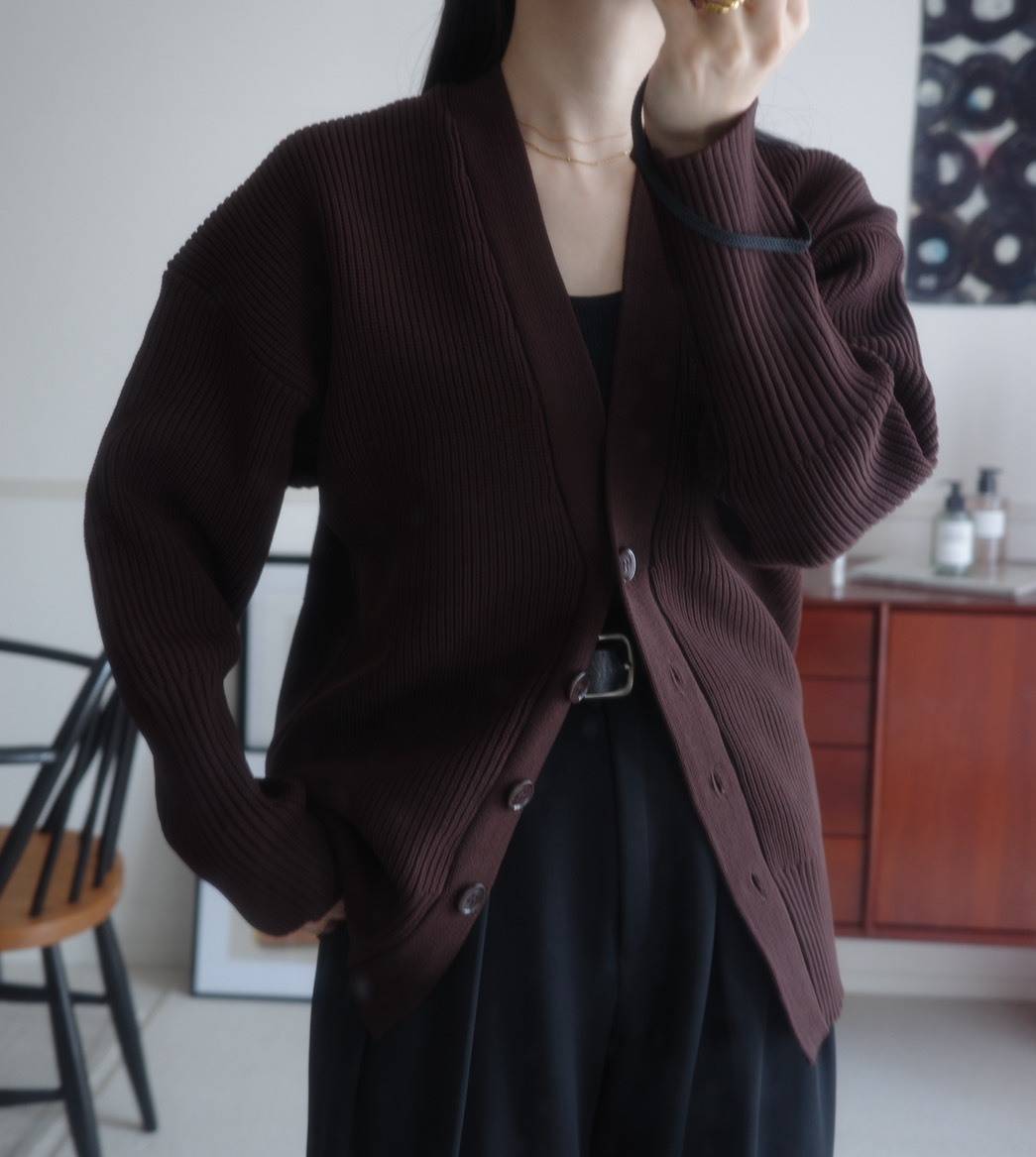 ボリュームスリーブ ニットカーディガンのコーデ