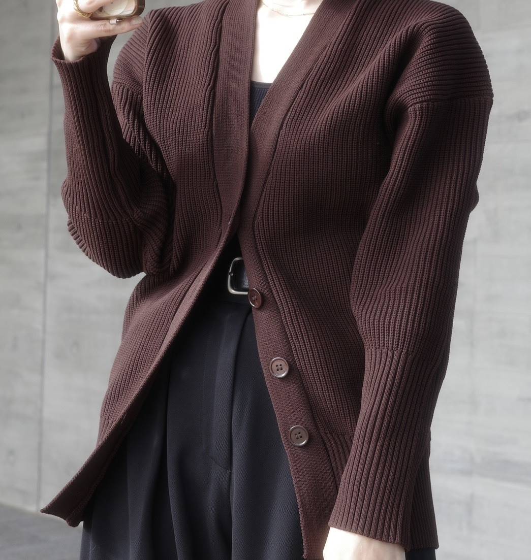 ボリュームスリーブ ニットカーディガンのコーデ