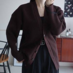 大人のこなれフェミニンが完成♪深Vで美シルエットに「ボリュームスリーブ ニットカーデ」