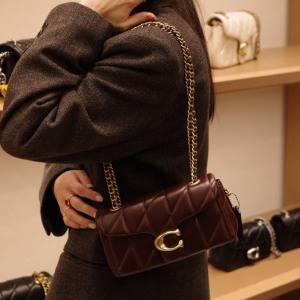 ふっくらキルティングが上品♡ミニマルなのにリッチ感【COACH】のショルダーバッグ