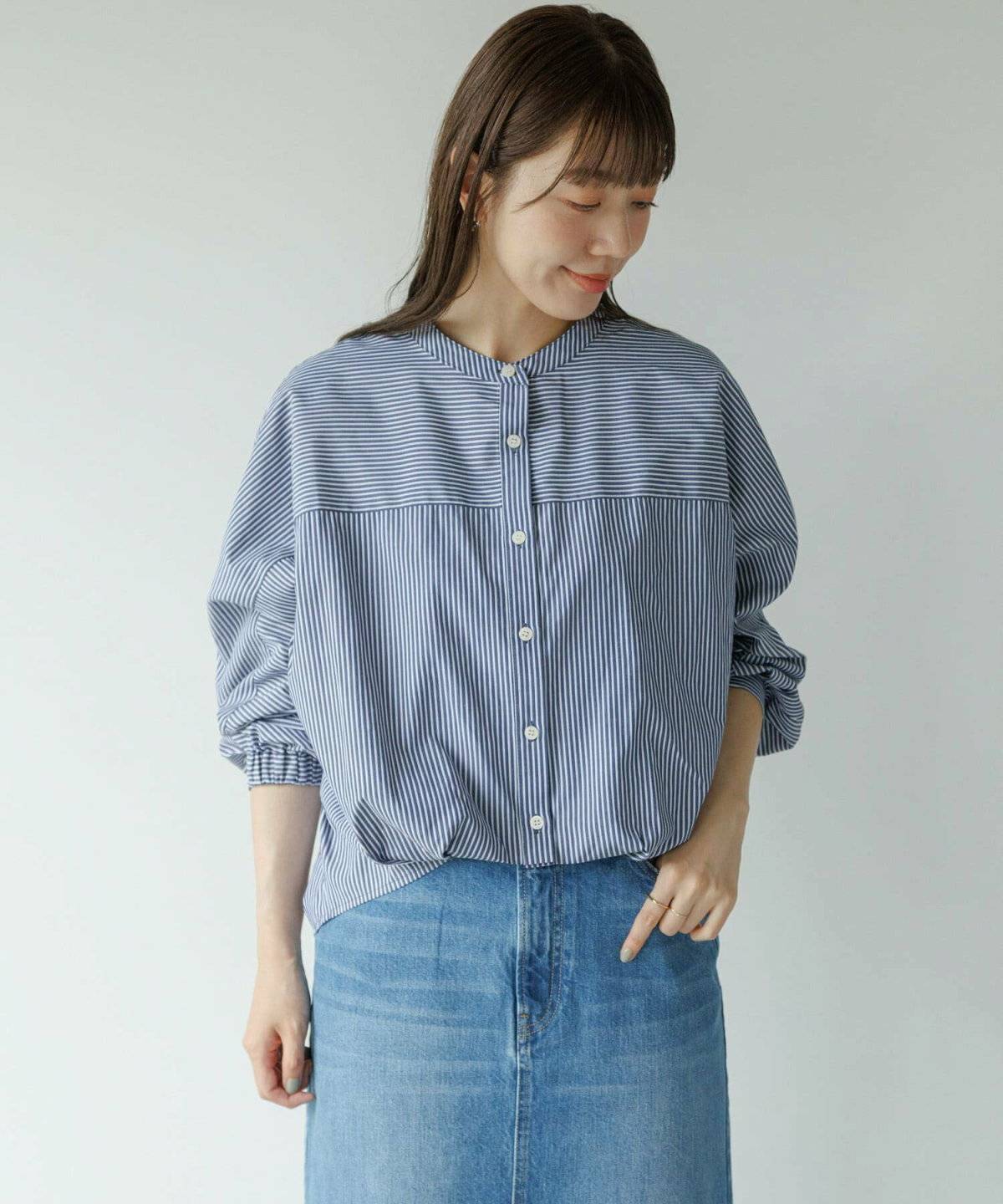 スカートコーデの女性