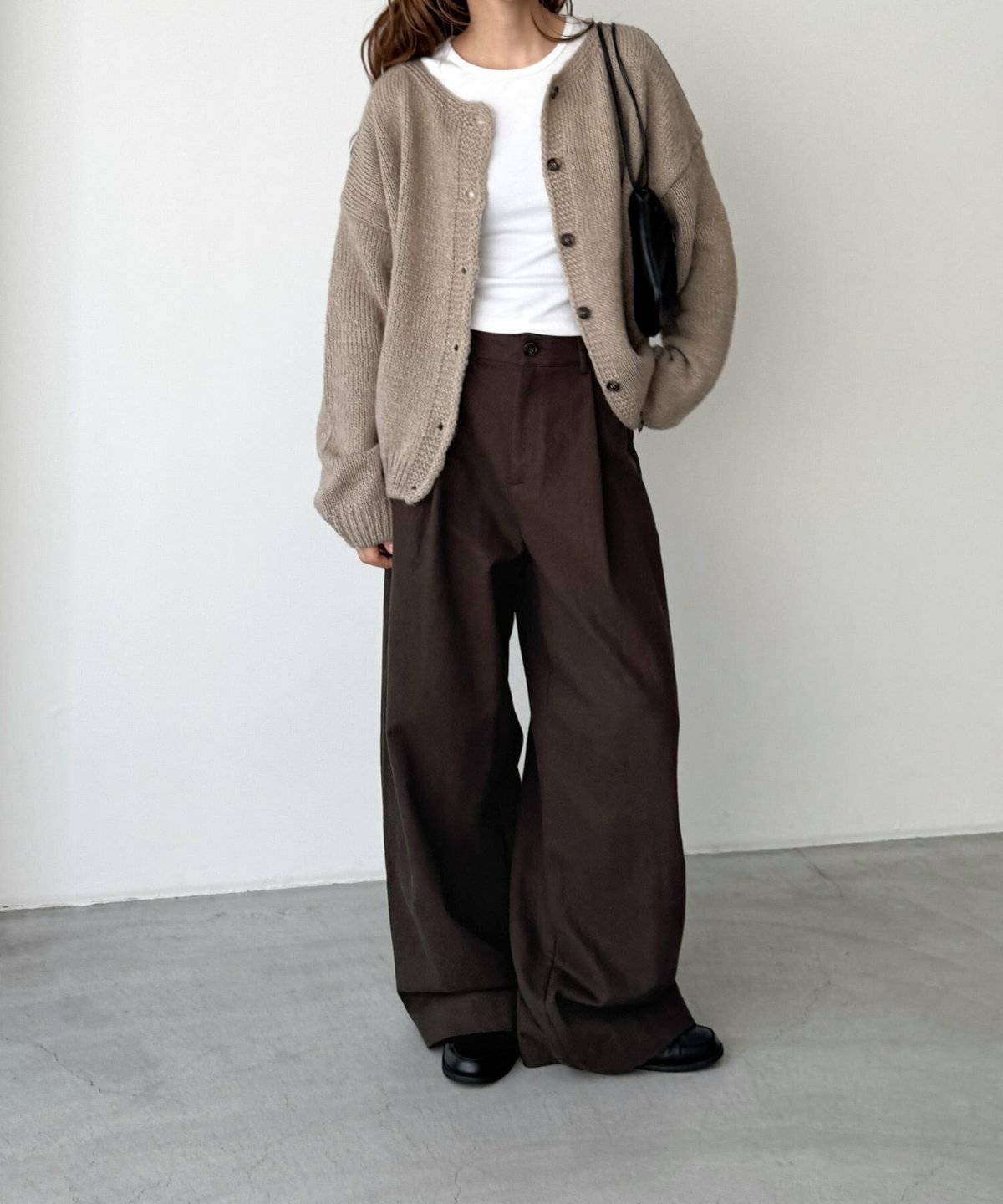 パンツコーデの女性