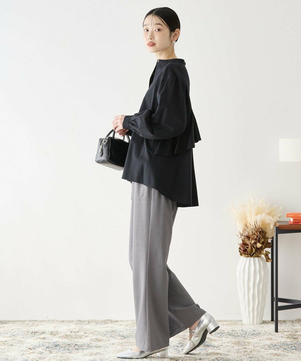パンツコーデの女性