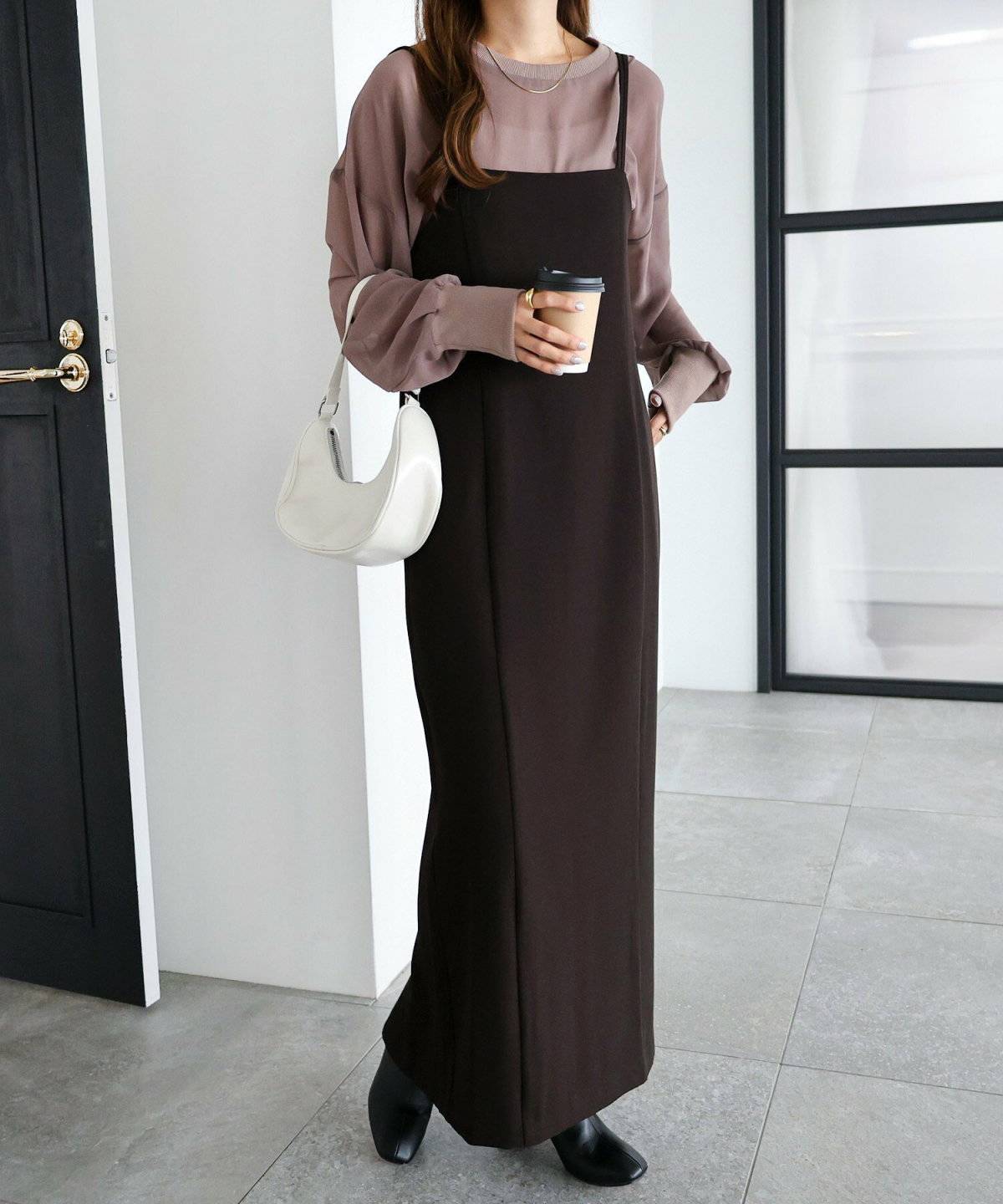 ワンピースコーデの女性