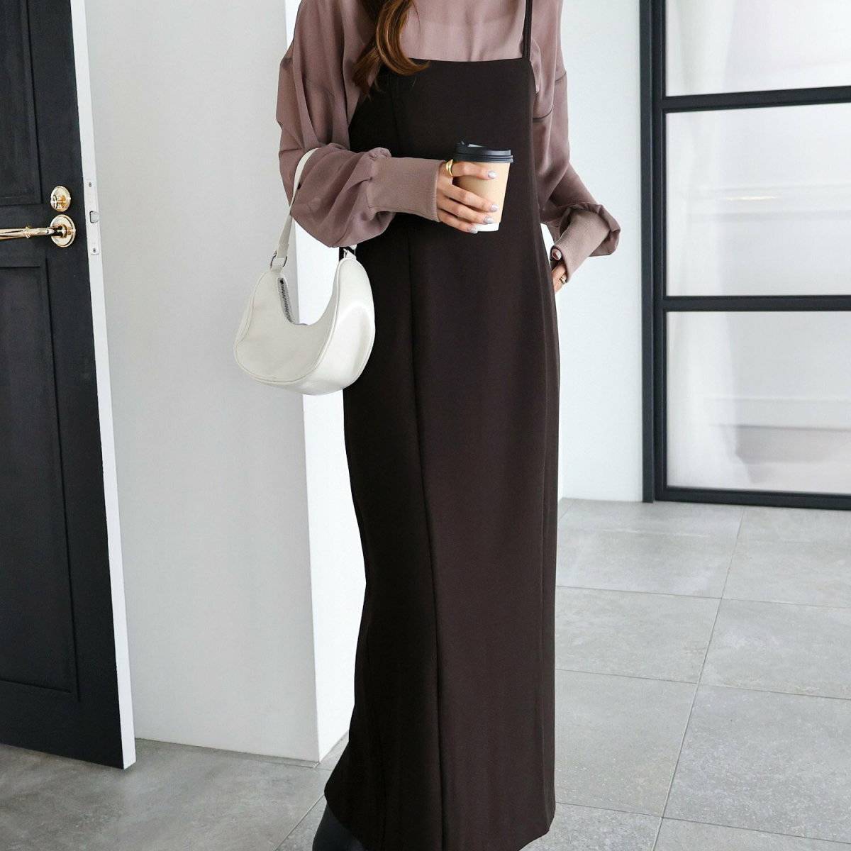 キャミワンピースコーデの女性