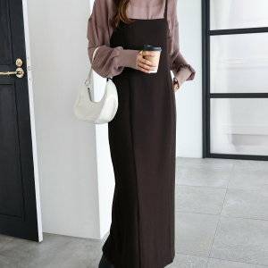  キャミワンピースコーデの女性 