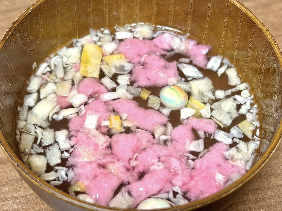 最中を割り入れて熱湯を注ぐと完成！