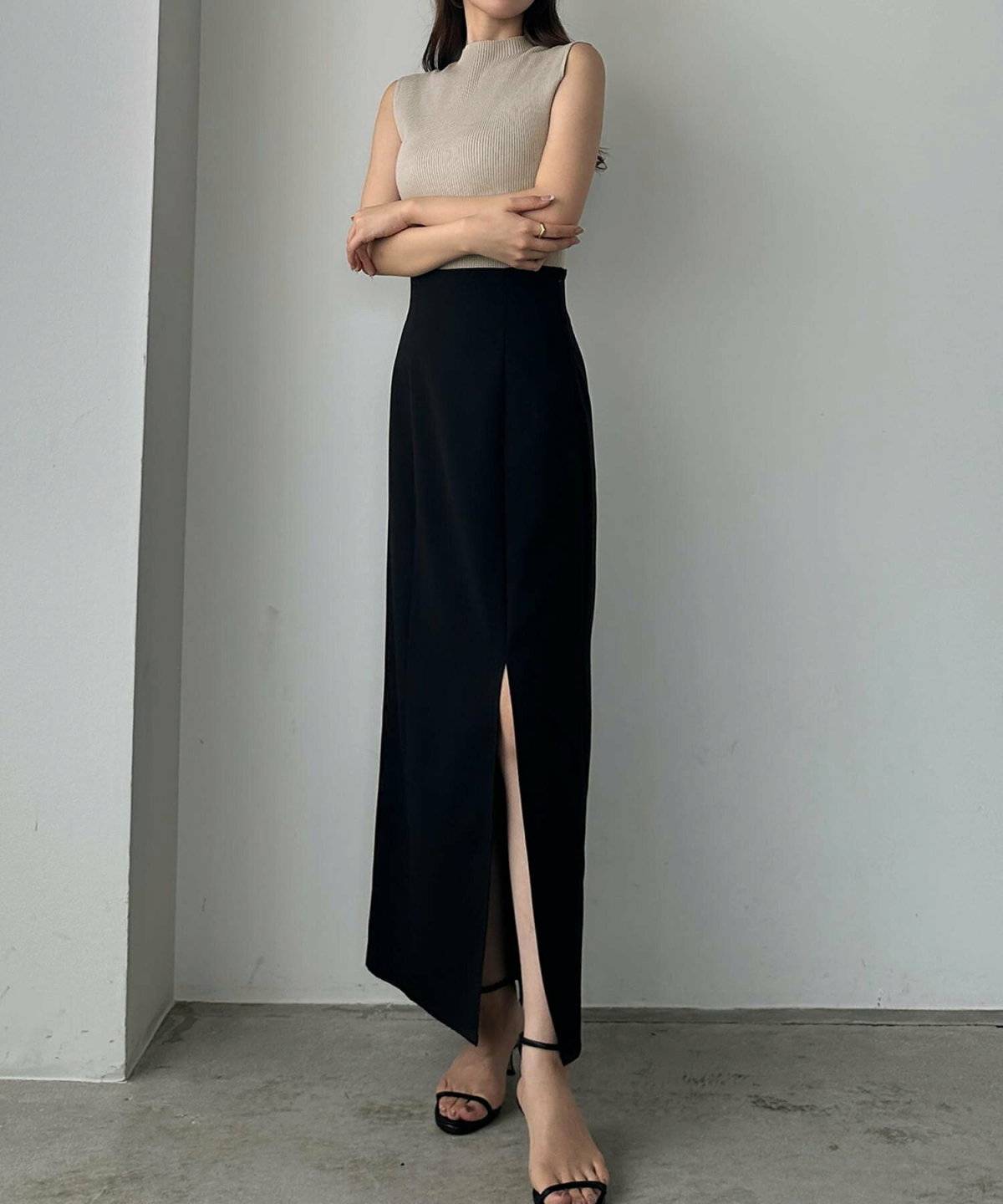 モノトーンコーデの女性