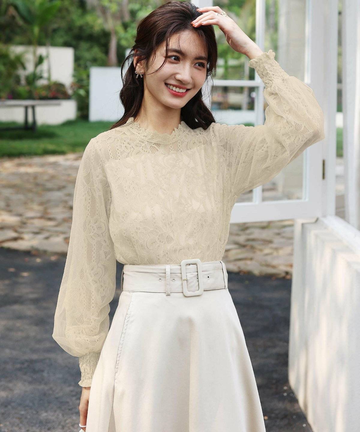 ベージュのワントーンコーデの女性