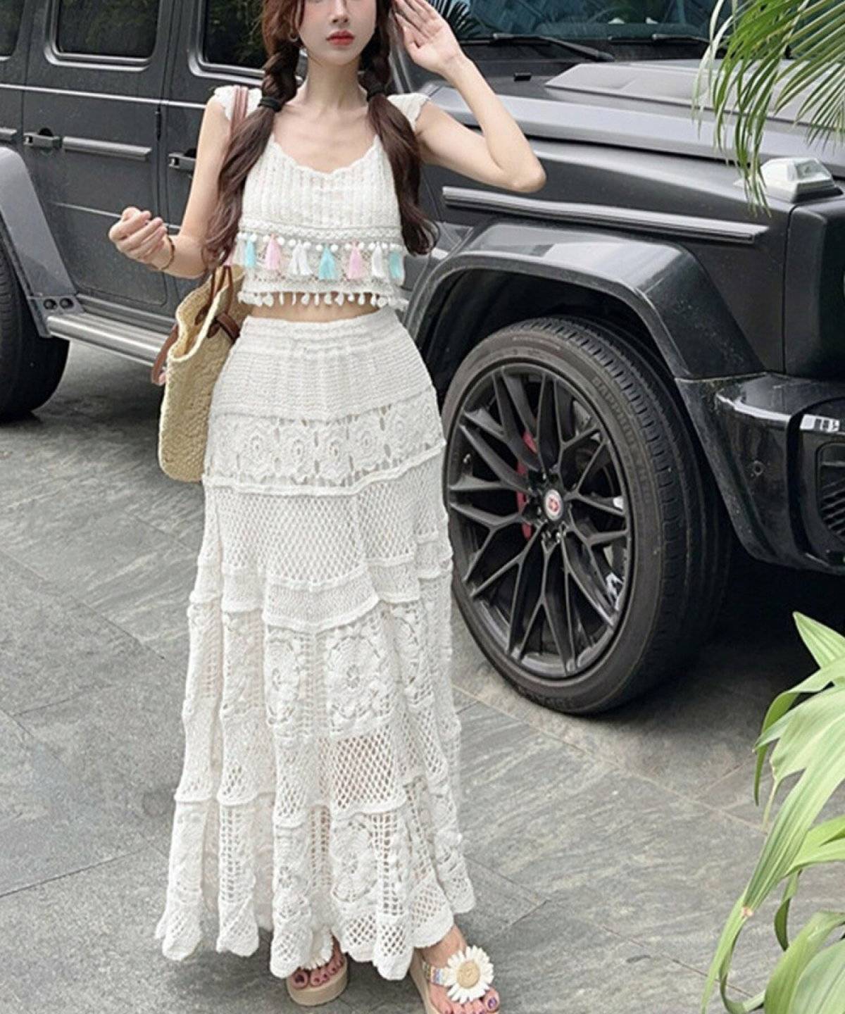 オールホワイトコーデの女性