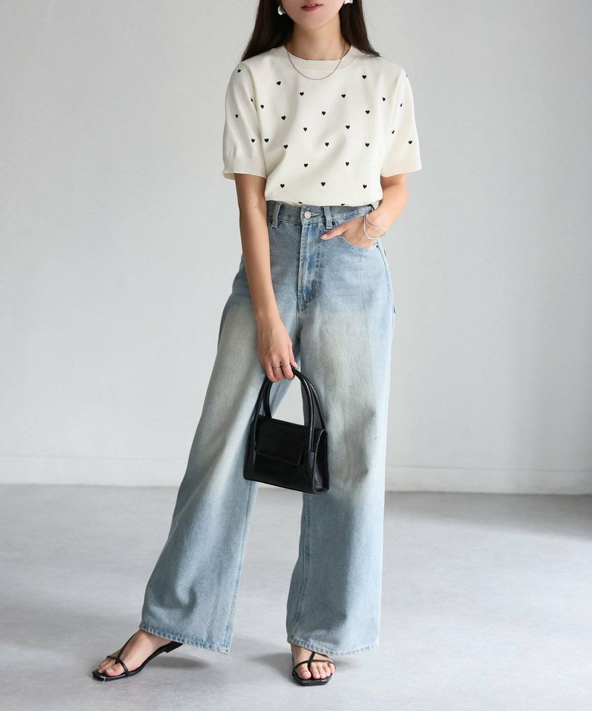 キャミソールとデニムを合わせた女性