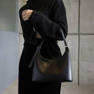 小さくてもしっかり入る!「EFOLE」のショルダーバッグで軽やかなおしゃれを