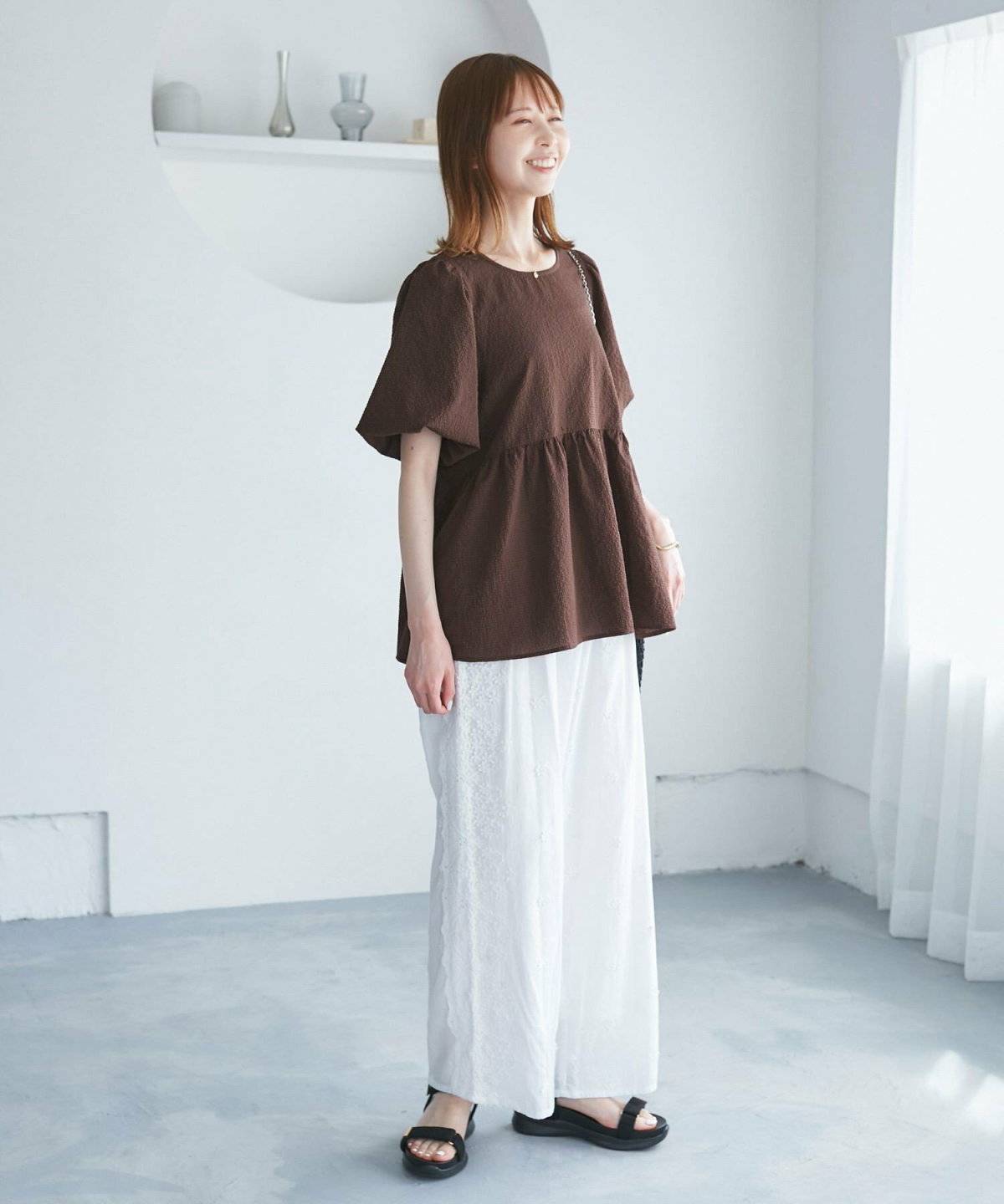 モノトーンコーデの女性