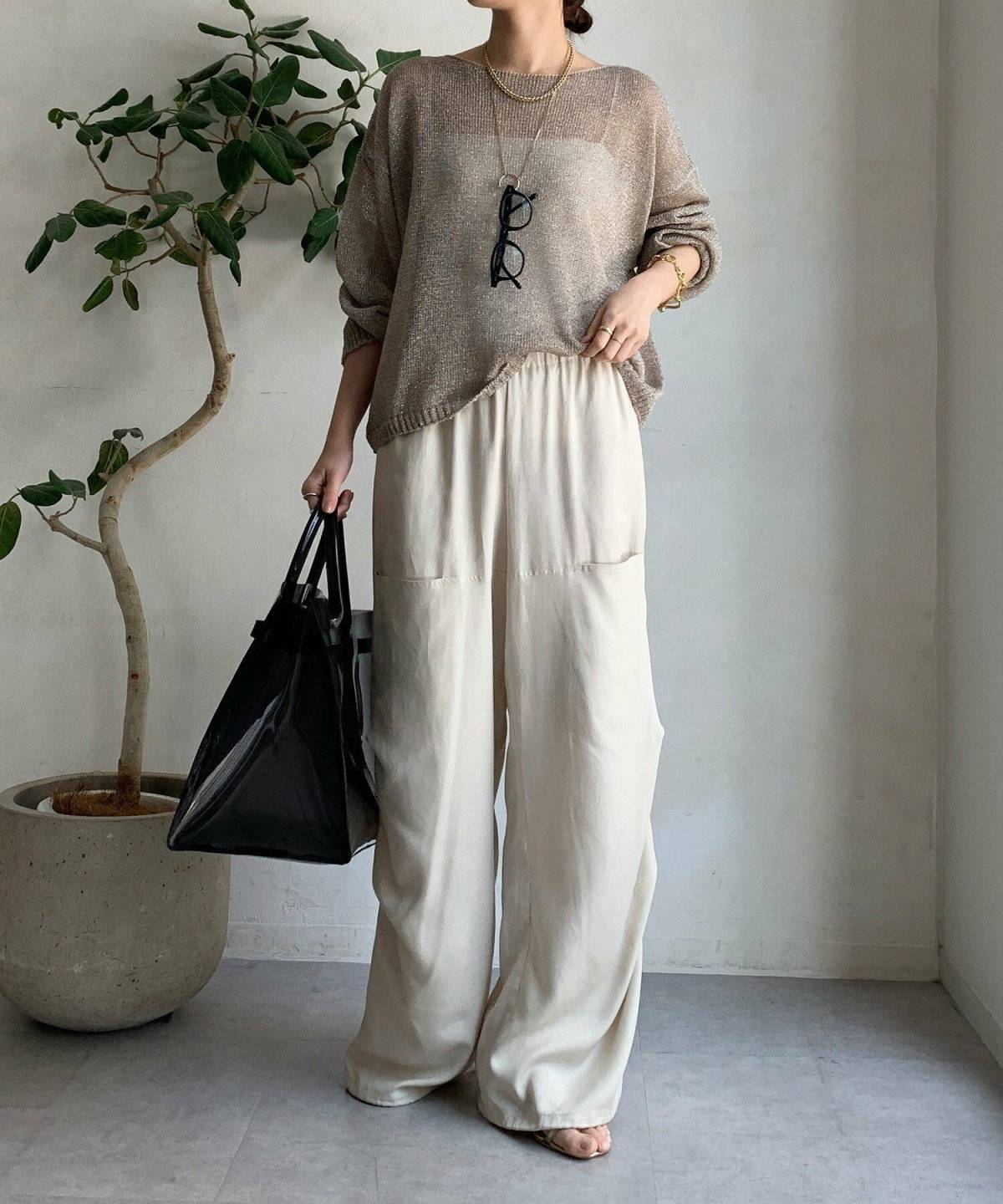 オールホワイトコーデの女性