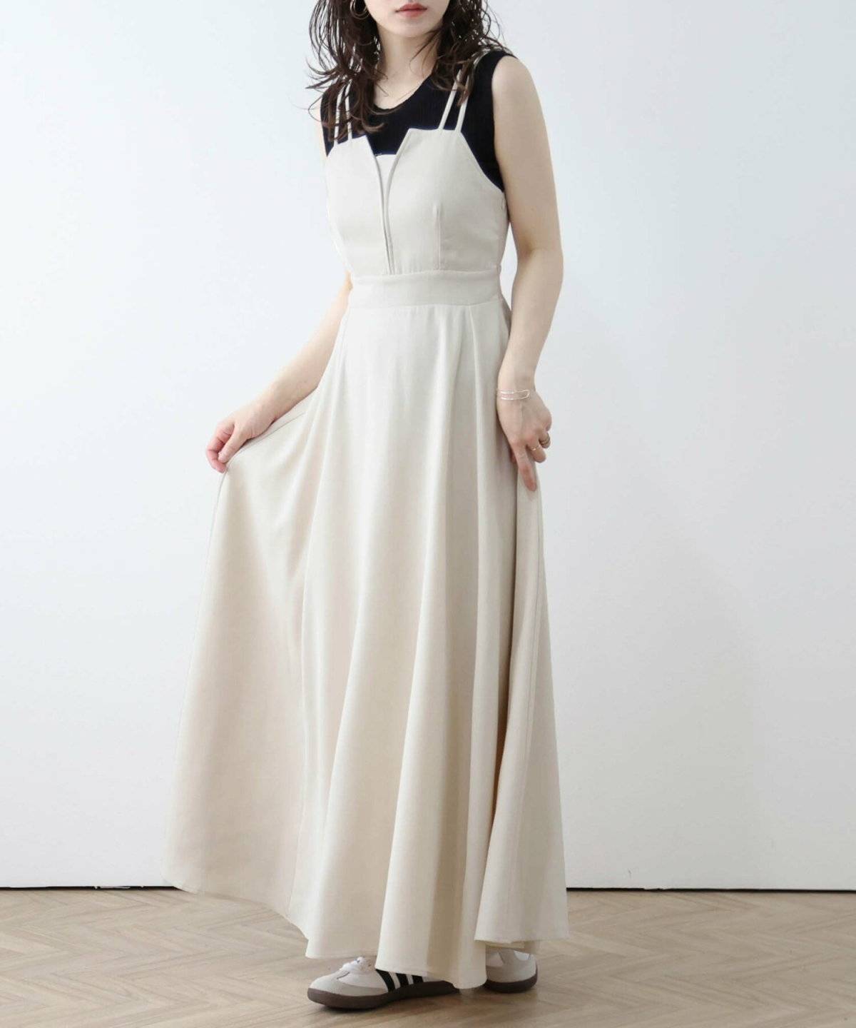 ベージュのワントーンコーデの女性