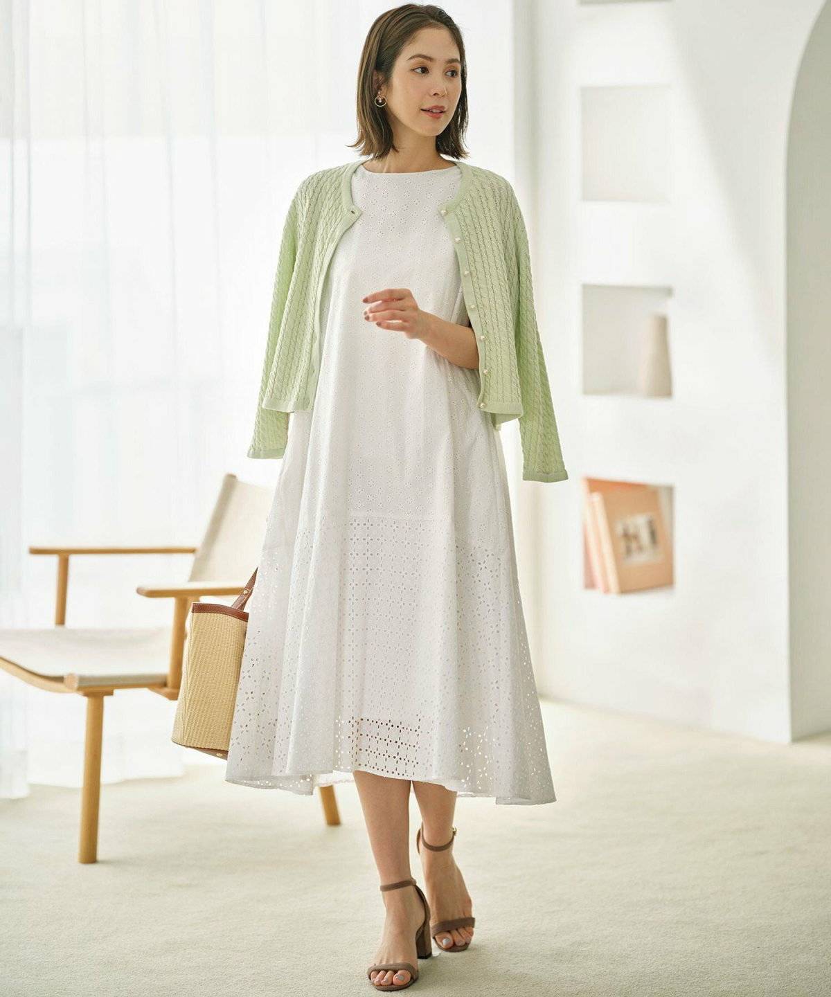 オールホワイトコーデの女性