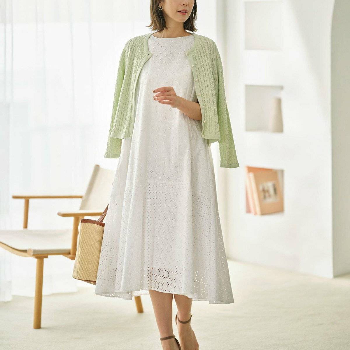 ワンピースコーデの女性