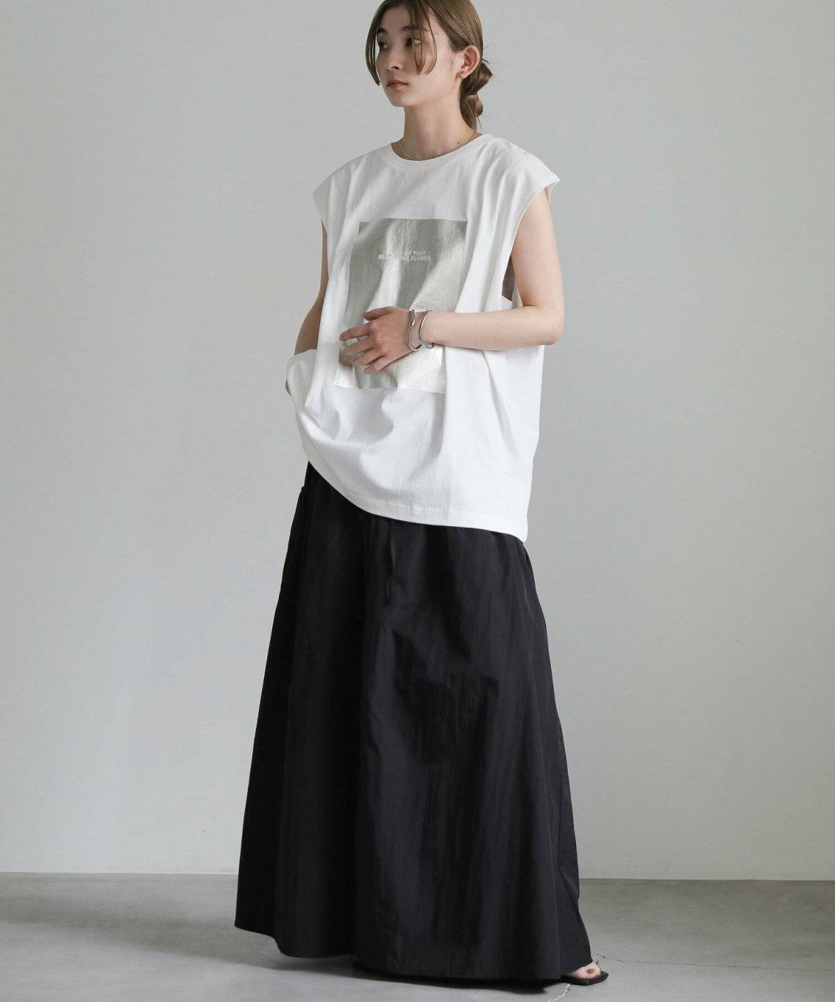 モノトーンコーデの女性