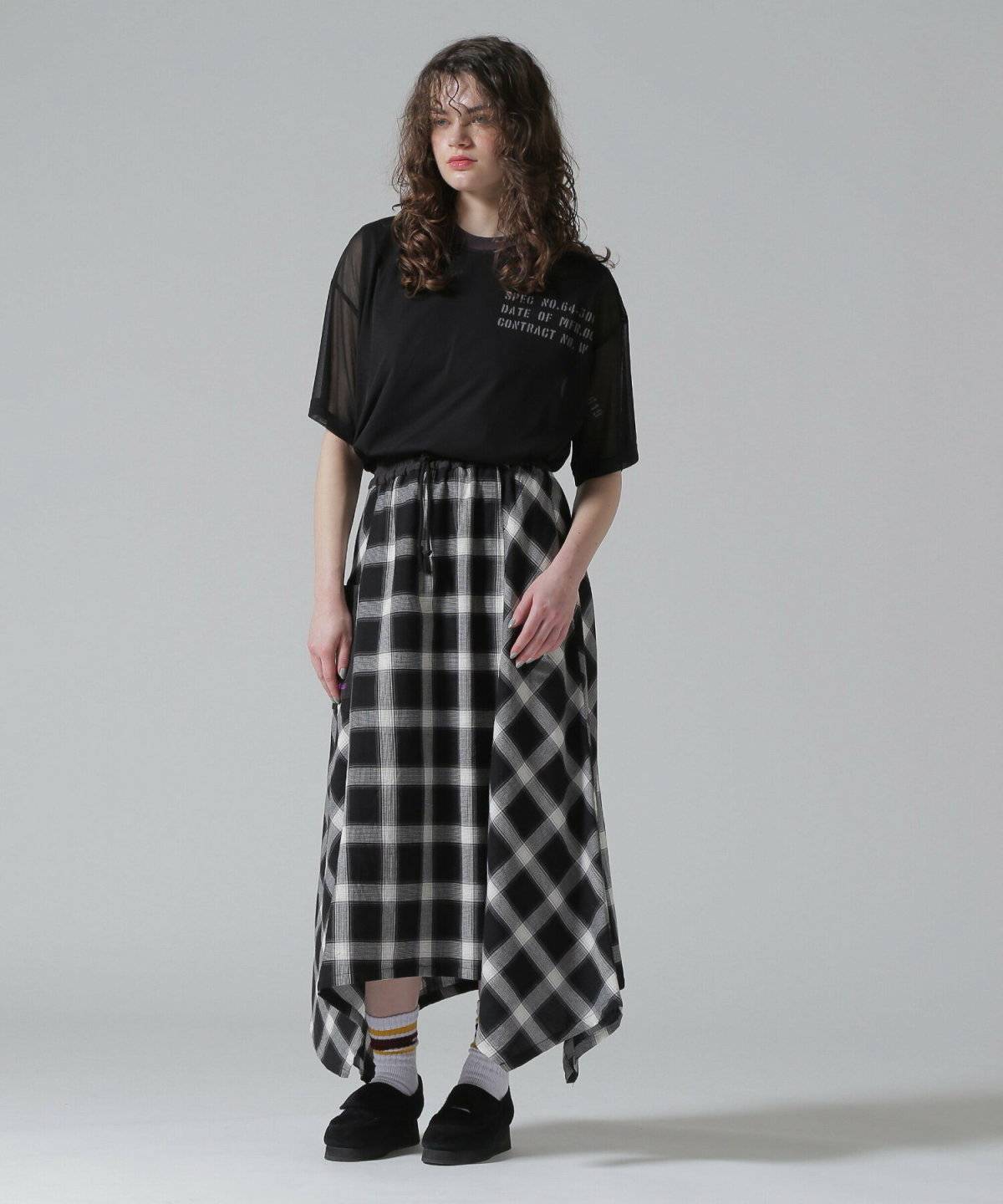 オールブラックコーデの女性