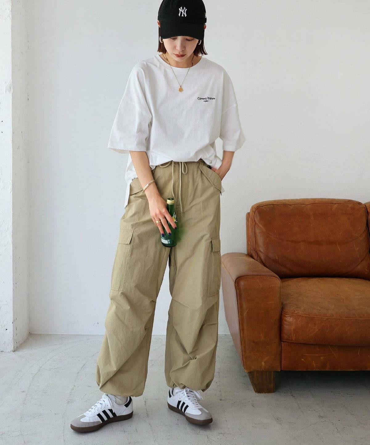白のTシャツにカーゴパンツを合わせた女性