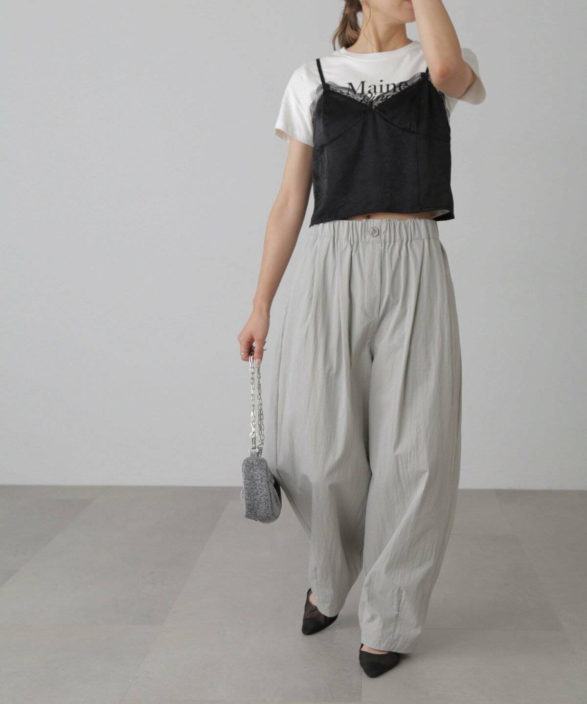 Tシャツにキャミソールを重ねた女性