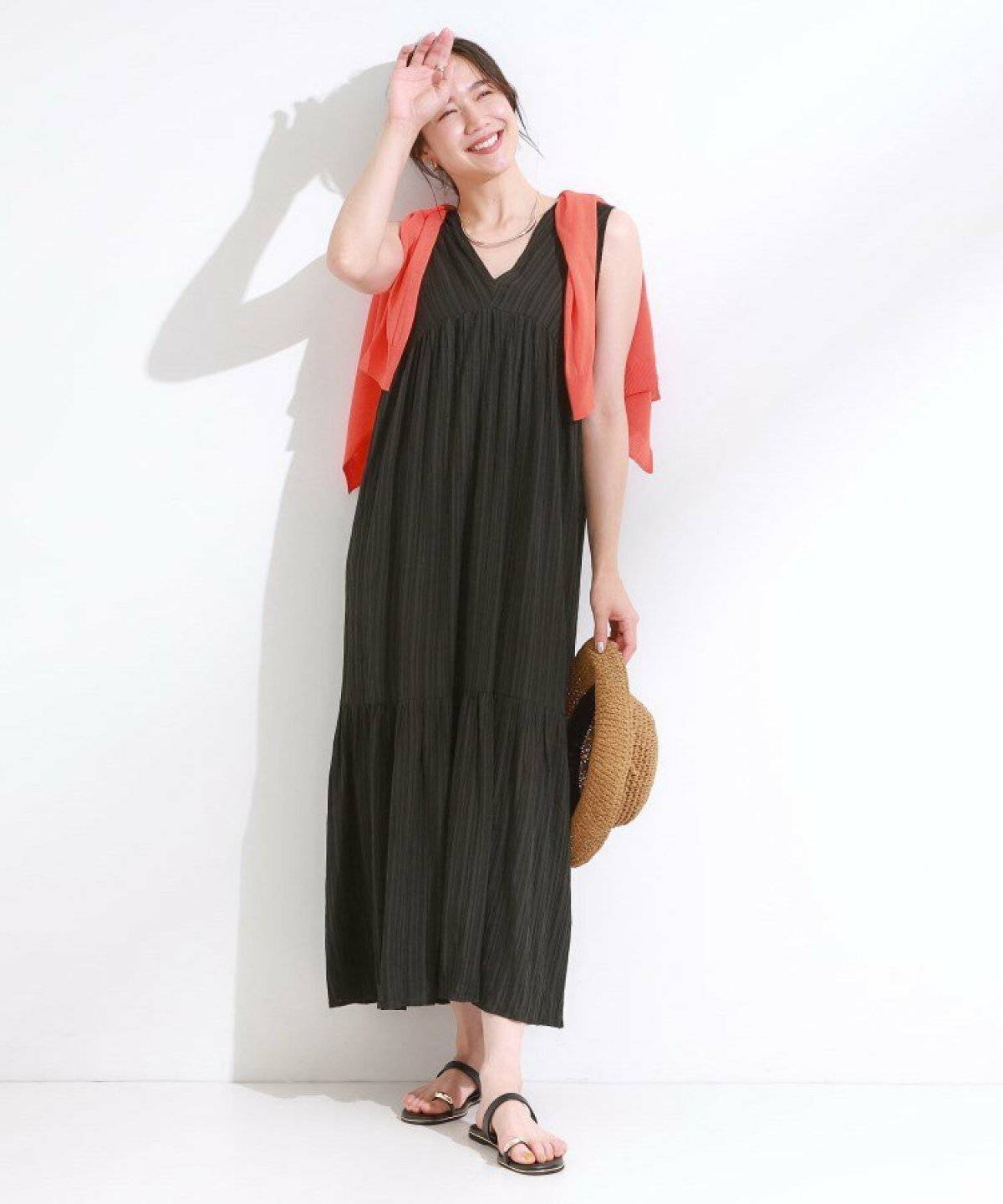 黒ワンピースを着た女性