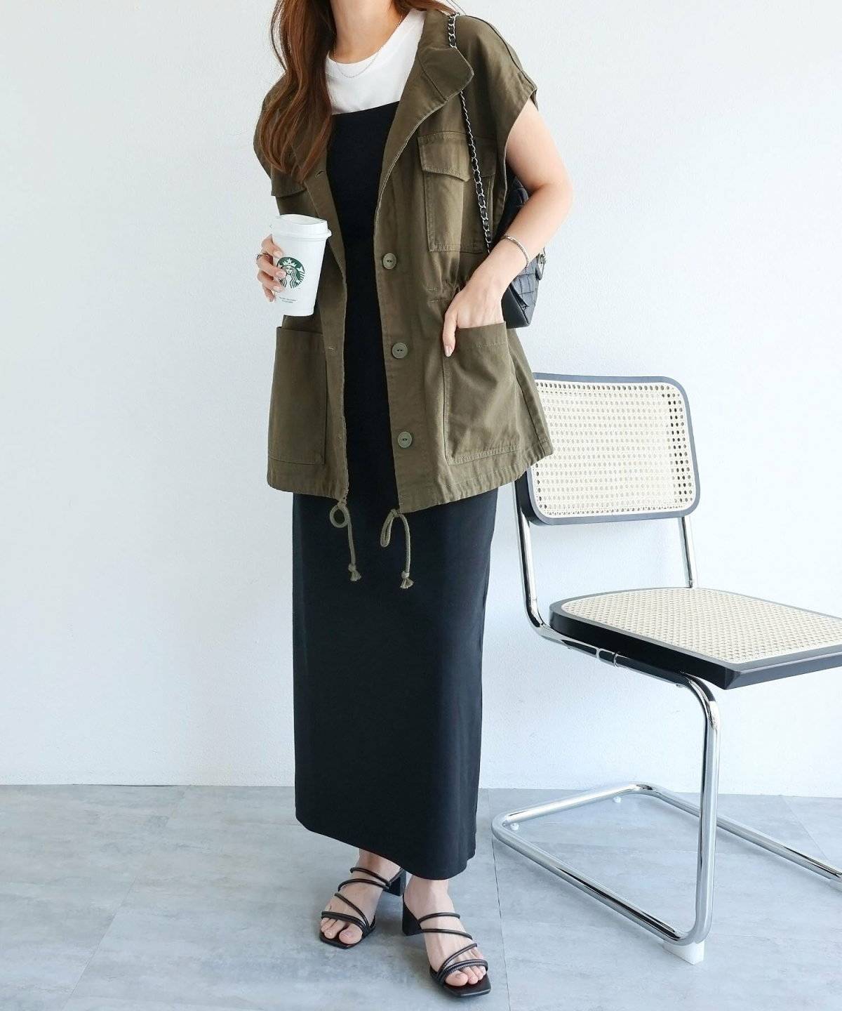 モノトーンコーデの女性